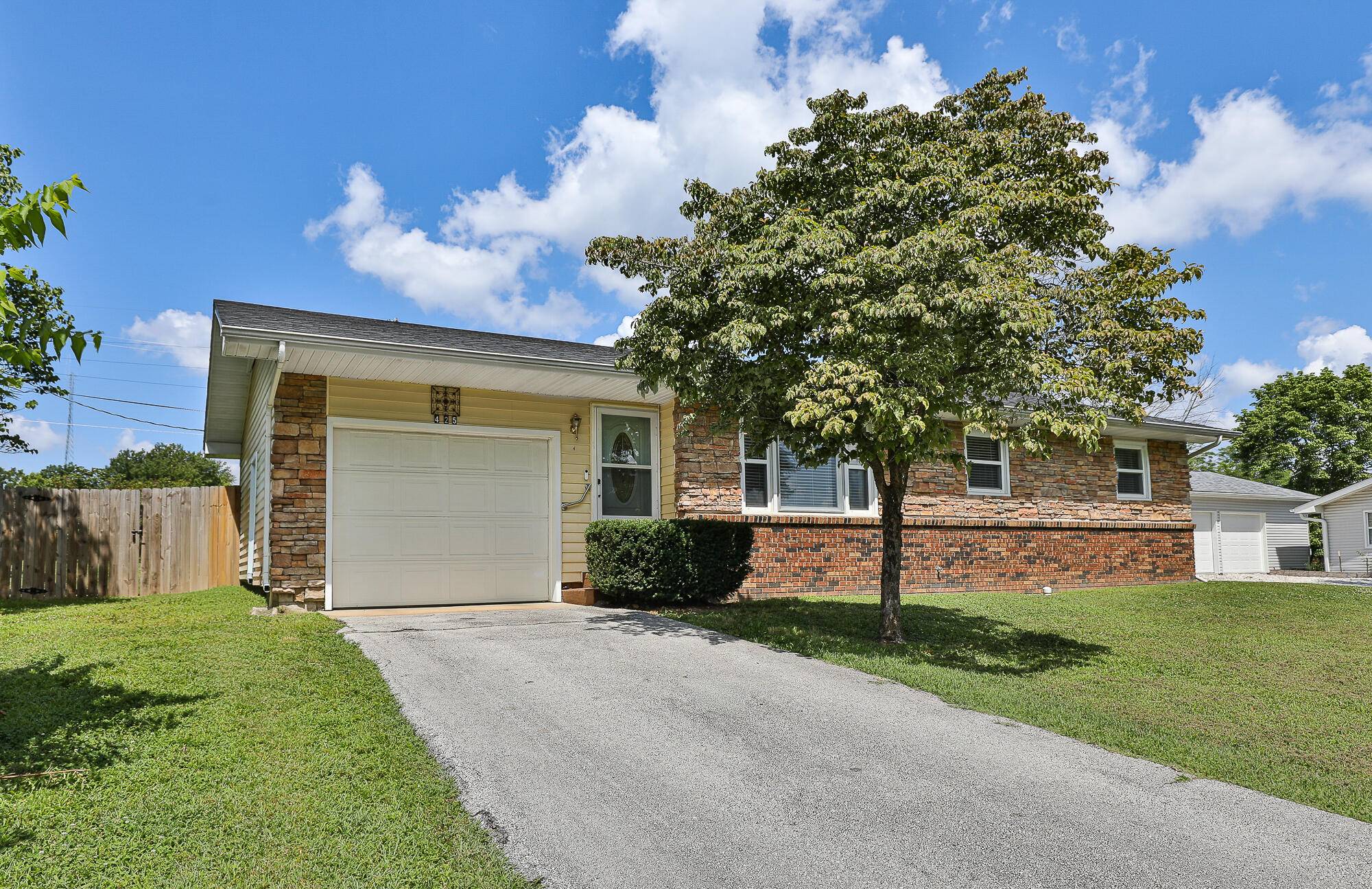 425 N Sunset AVE, Bolivar, MO 65613