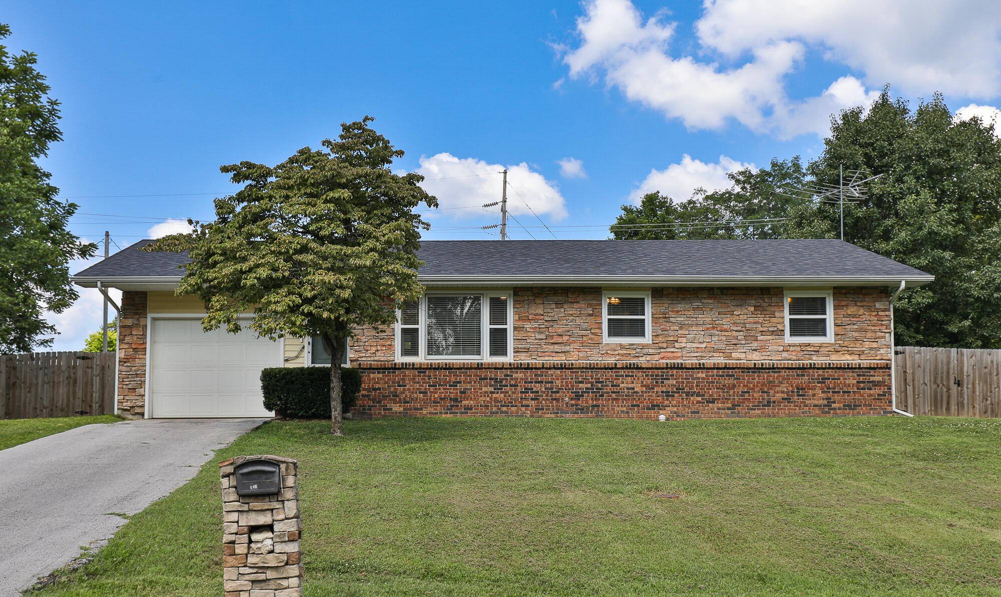 425 N Sunset AVE, Bolivar, MO 65613