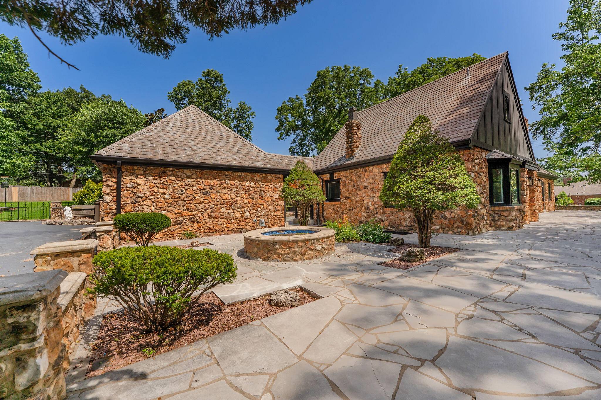 2244 S Edgewater DR, Springfield, MO 65804