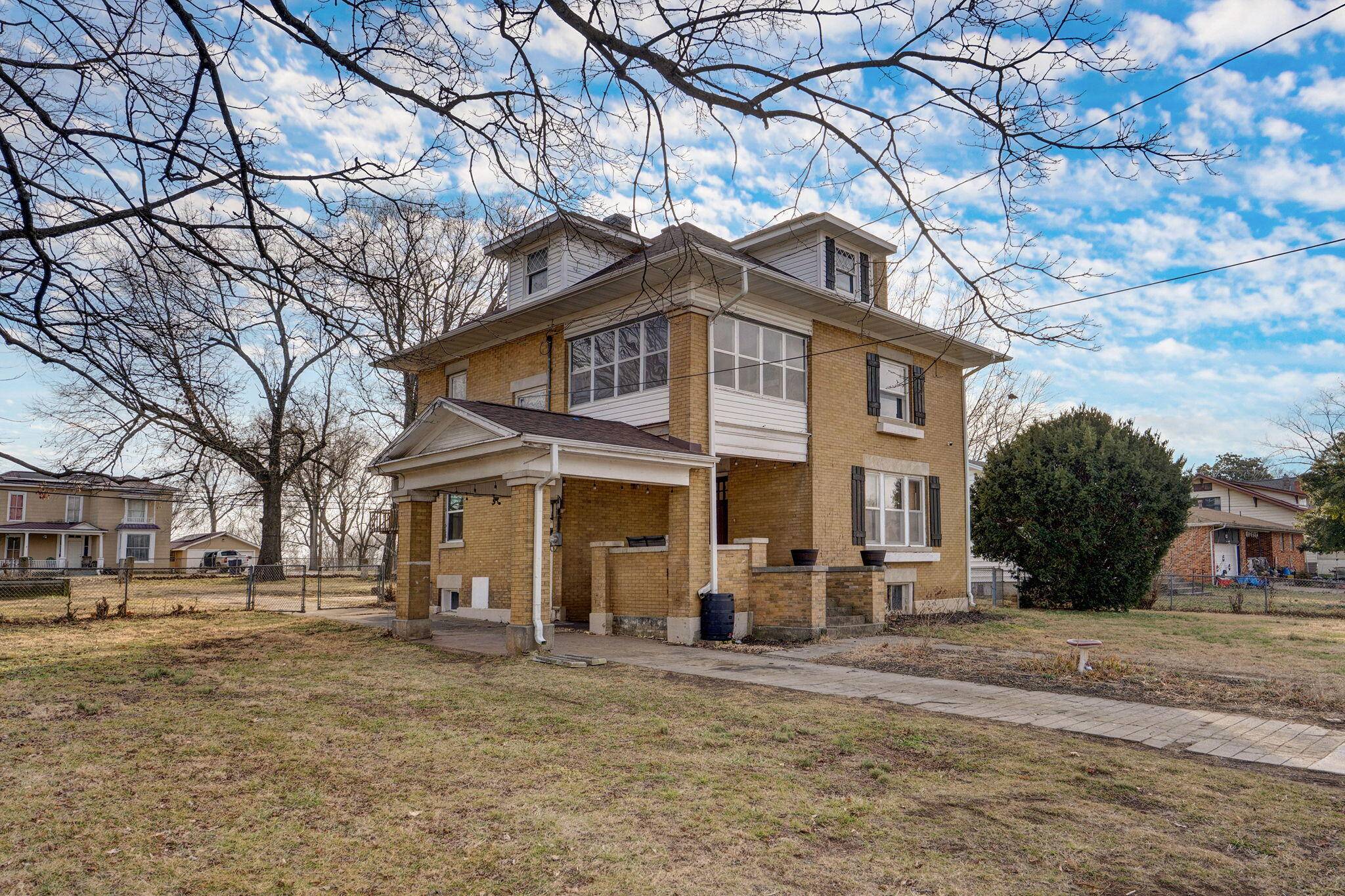 411 E Walker ST, Ash Grove, MO 65604