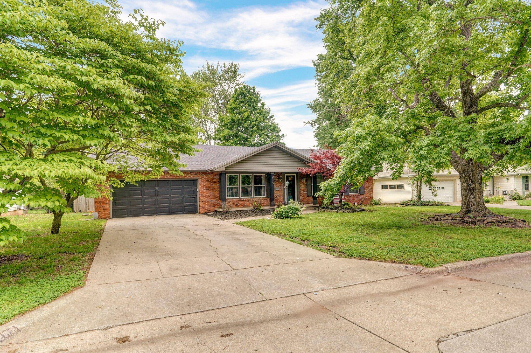 2117 E Montclair ST, Springfield, MO 65804