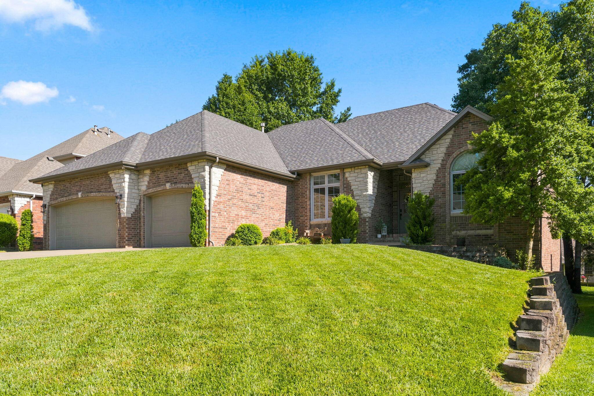 1019 W Parkhill CIR, Springfield, MO 65810