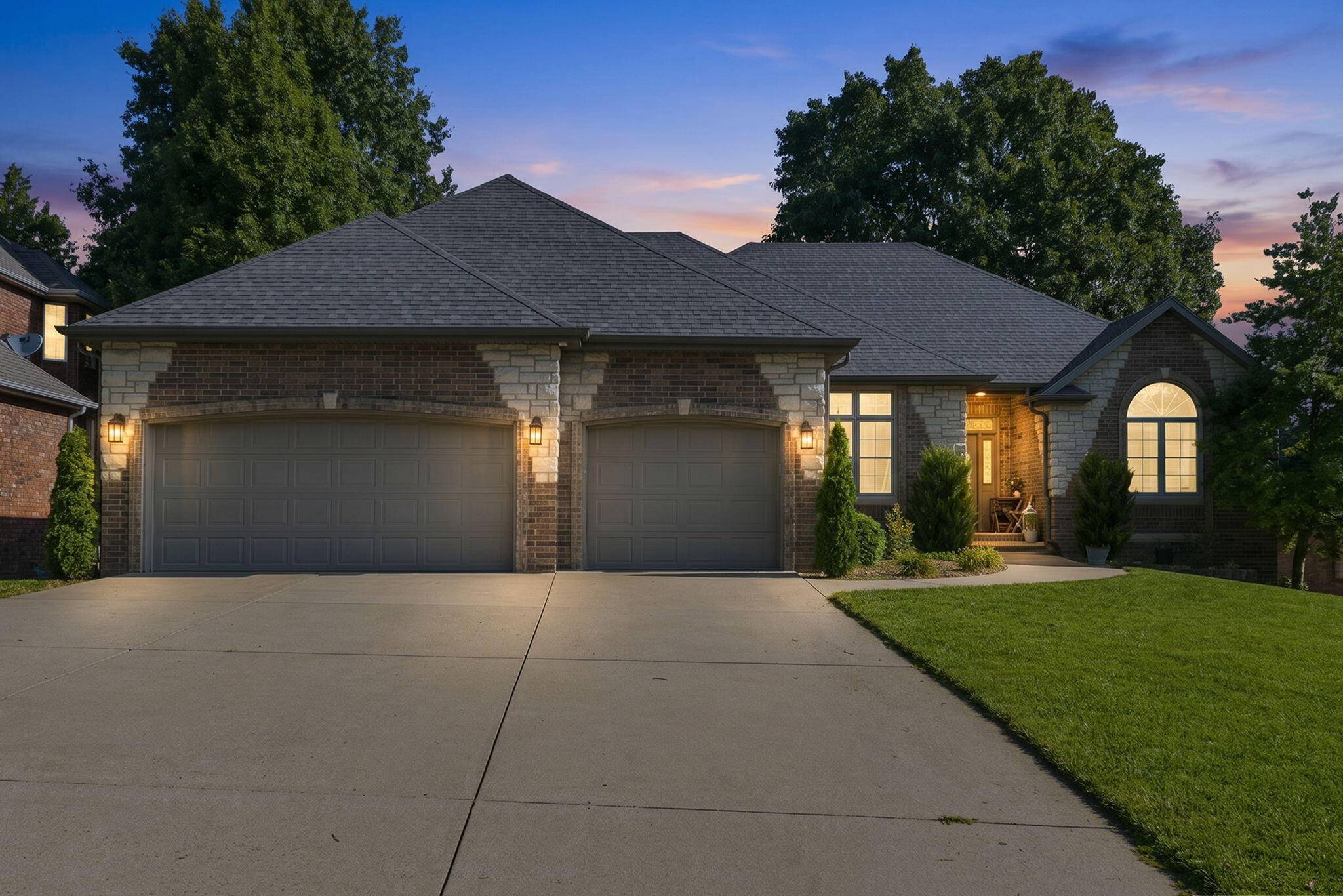 1019 W Parkhill CIR, Springfield, MO 65810
