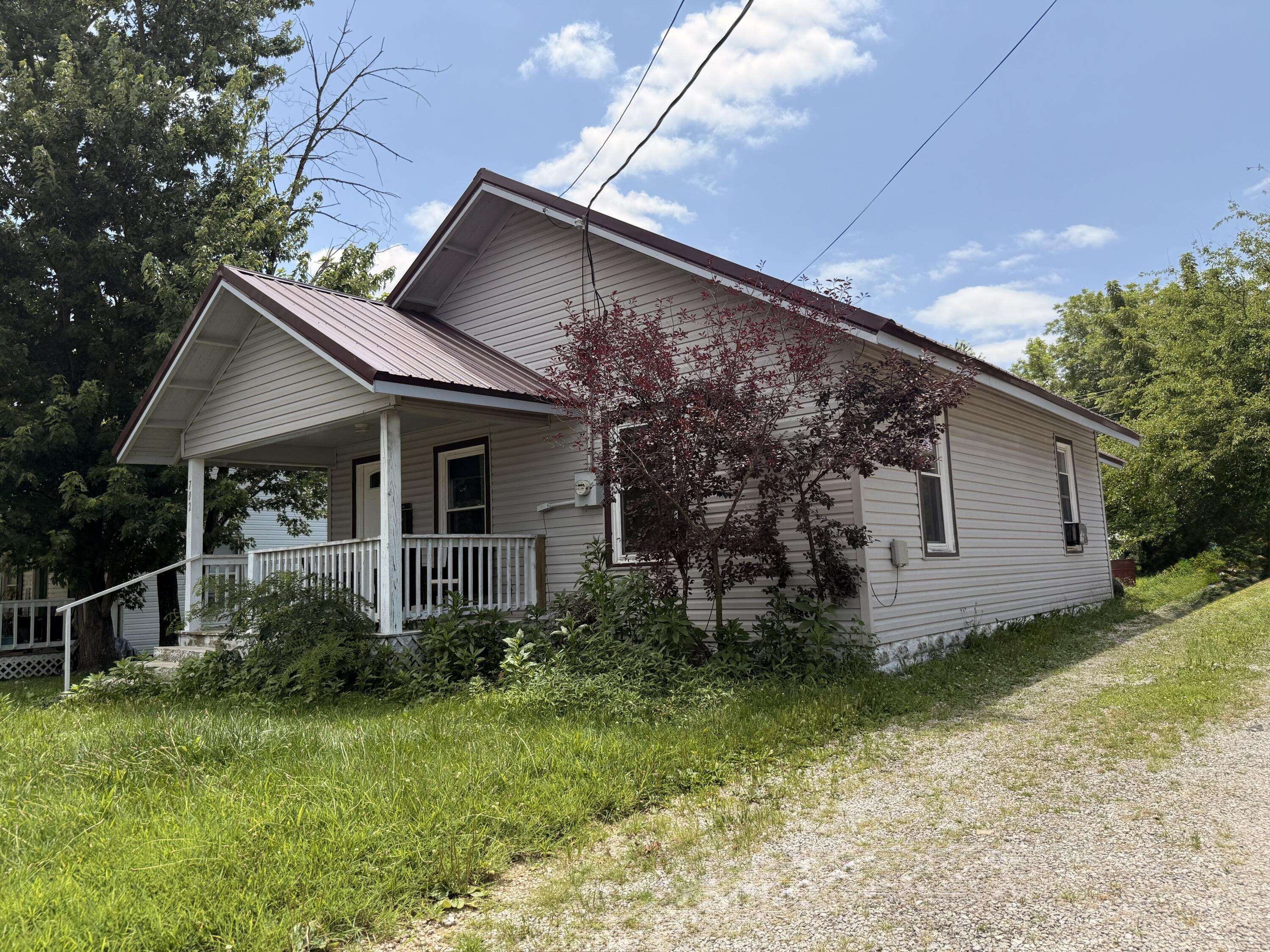 702 W 1st ST, Mountain Grove, MO 65711
