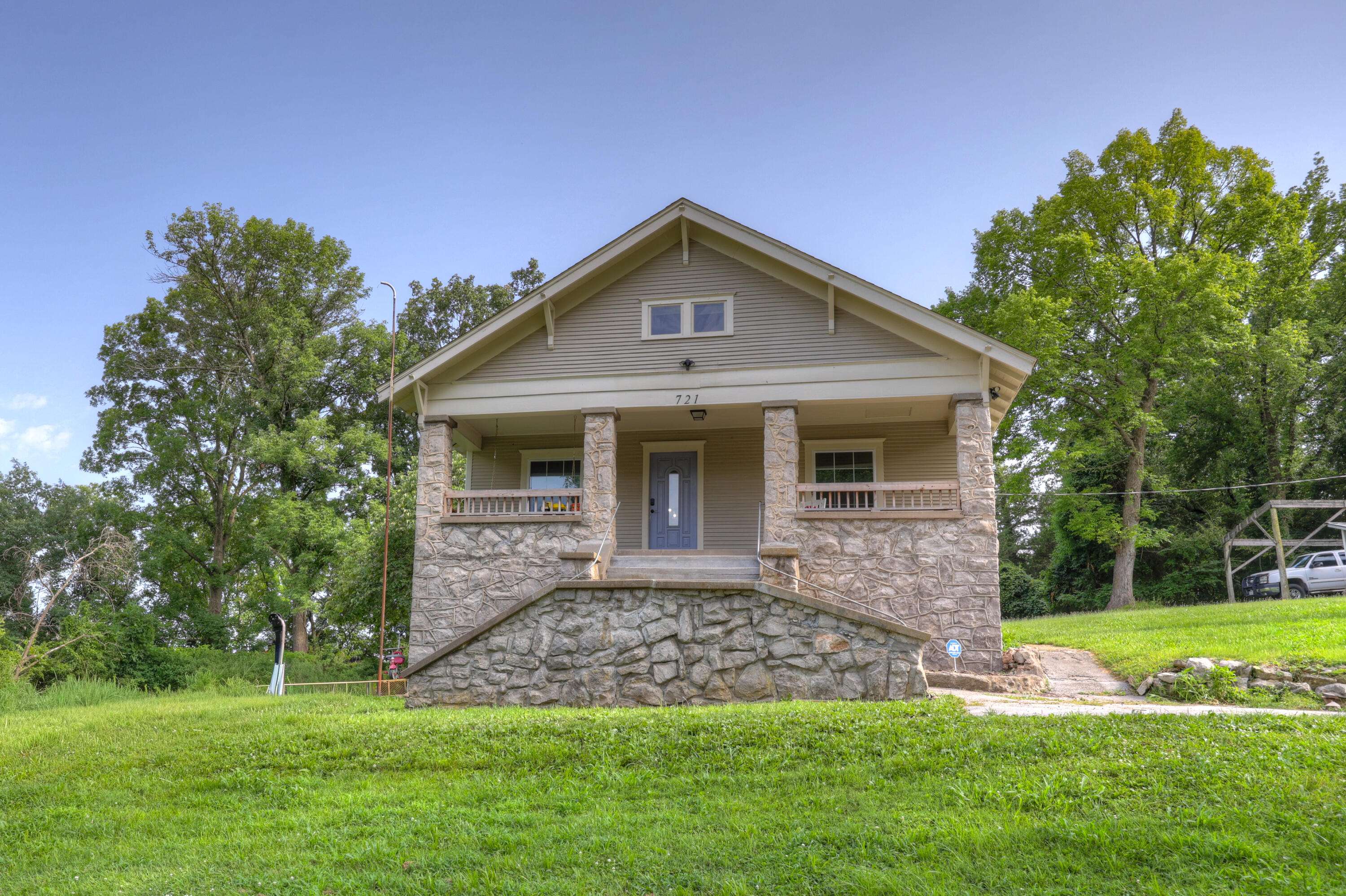 721 W Adams CT, Neosho, MO 64850