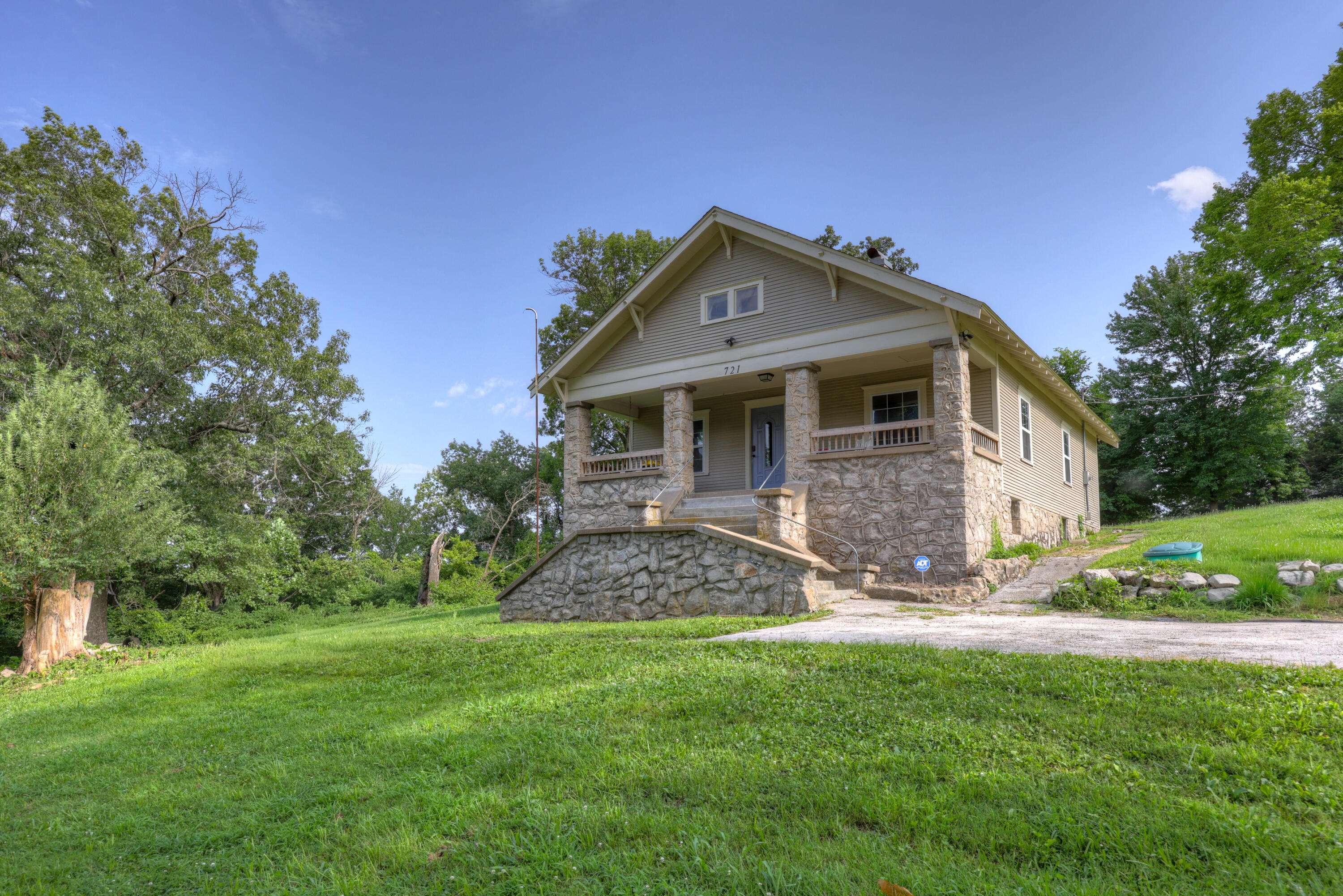 721 W Adams CT, Neosho, MO 64850