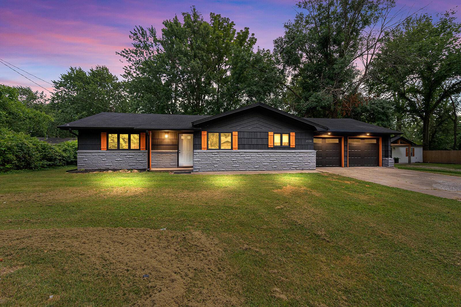 1538 E Lindberg ST, Springfield, MO 65804