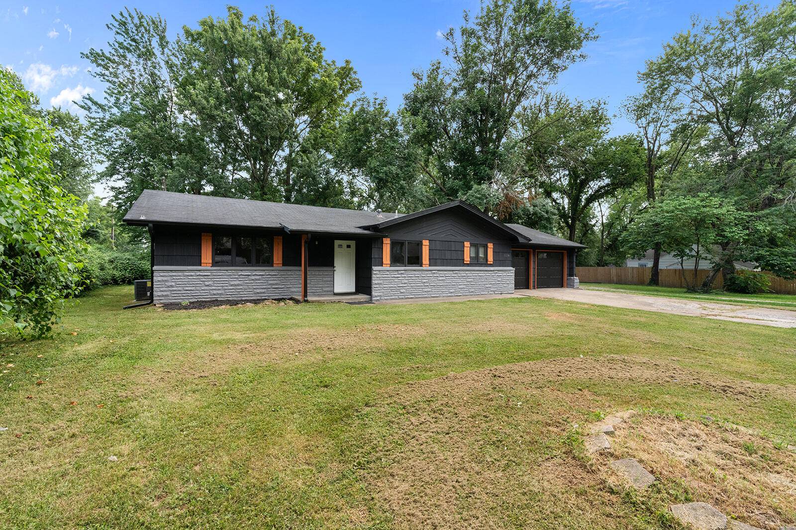 1538 E Lindberg ST, Springfield, MO 65804