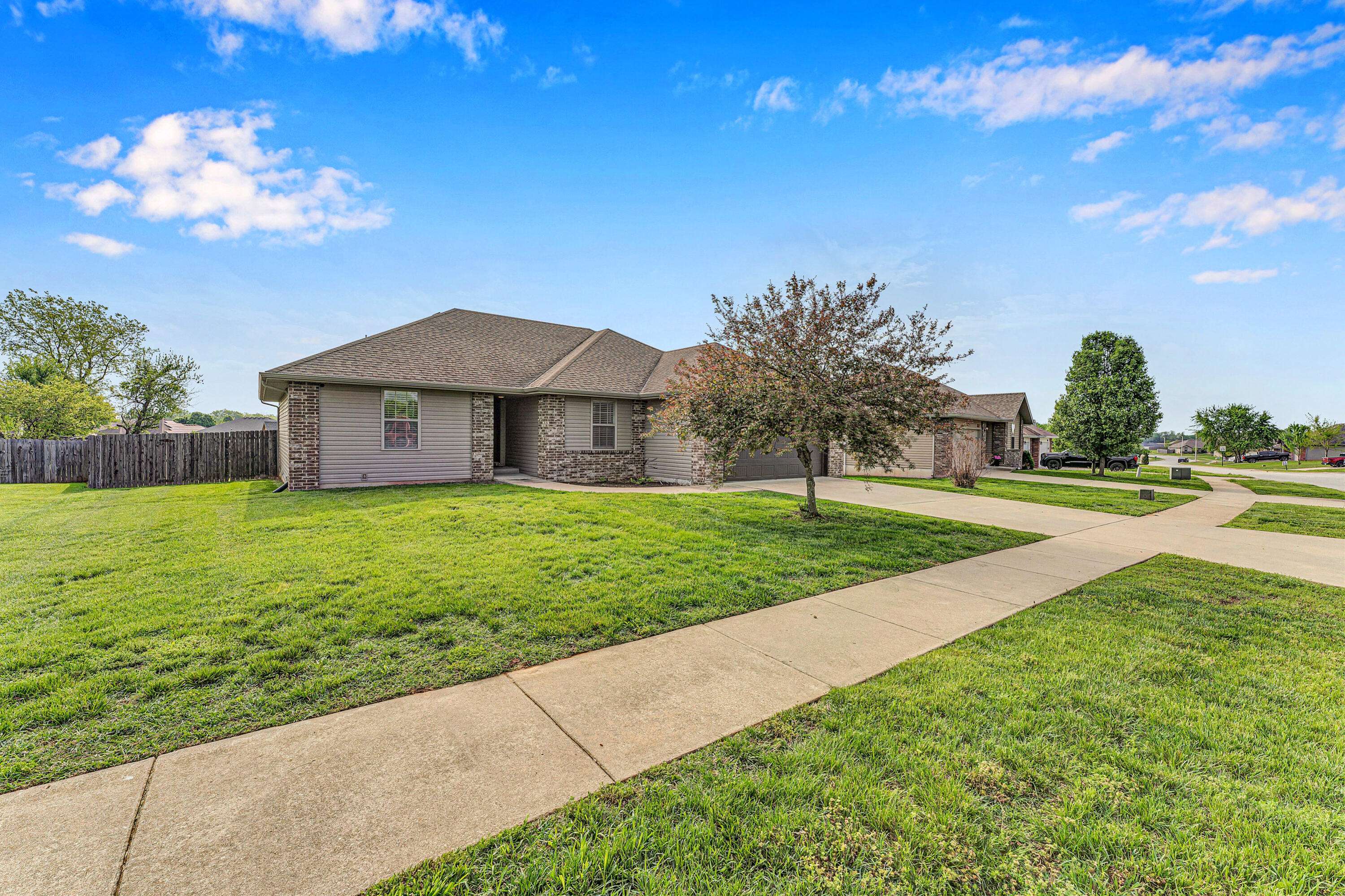 1054 S Tanner DR, Springfield, MO 65802