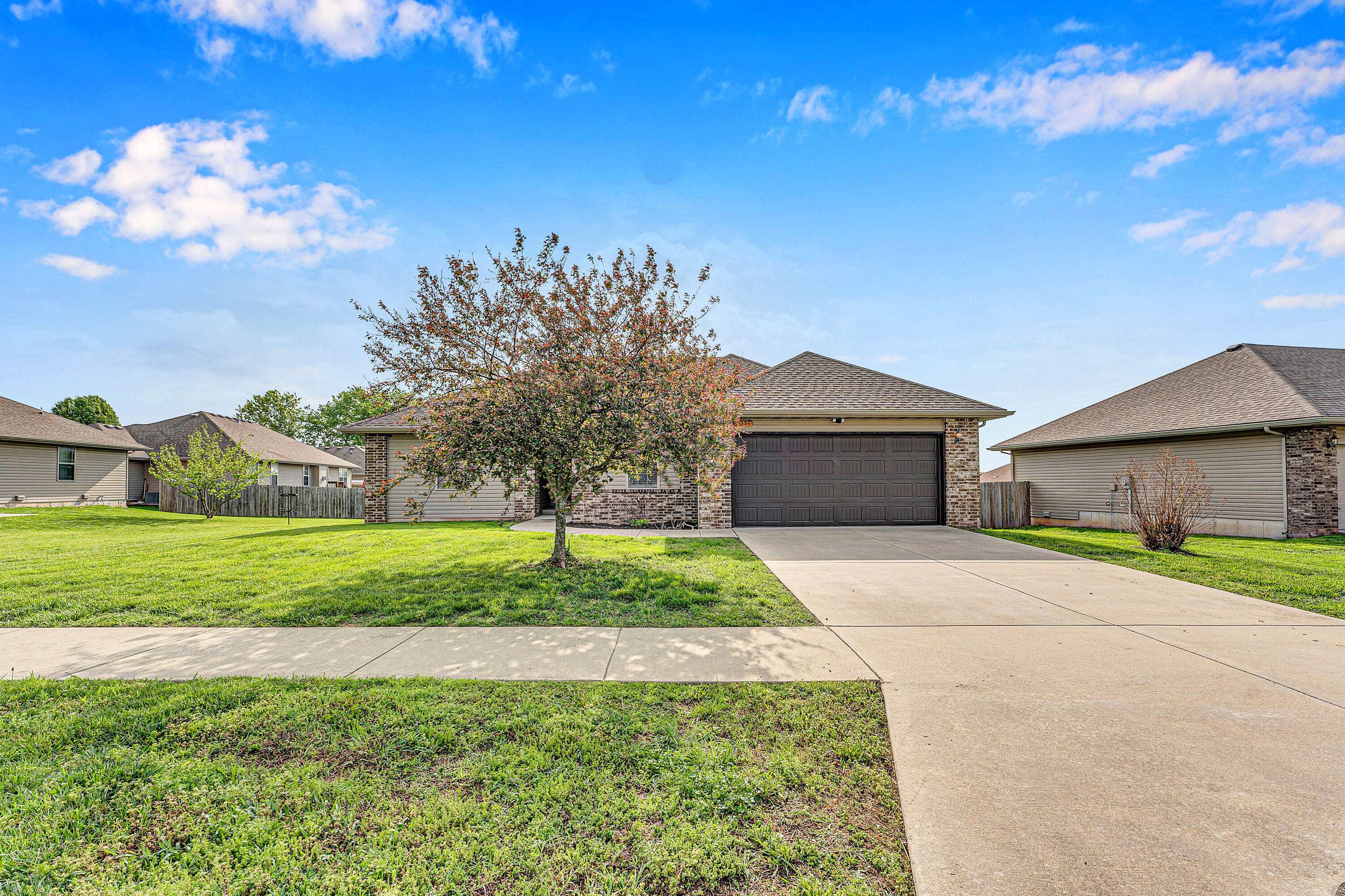 1054 S Tanner DR, Springfield, MO 65802