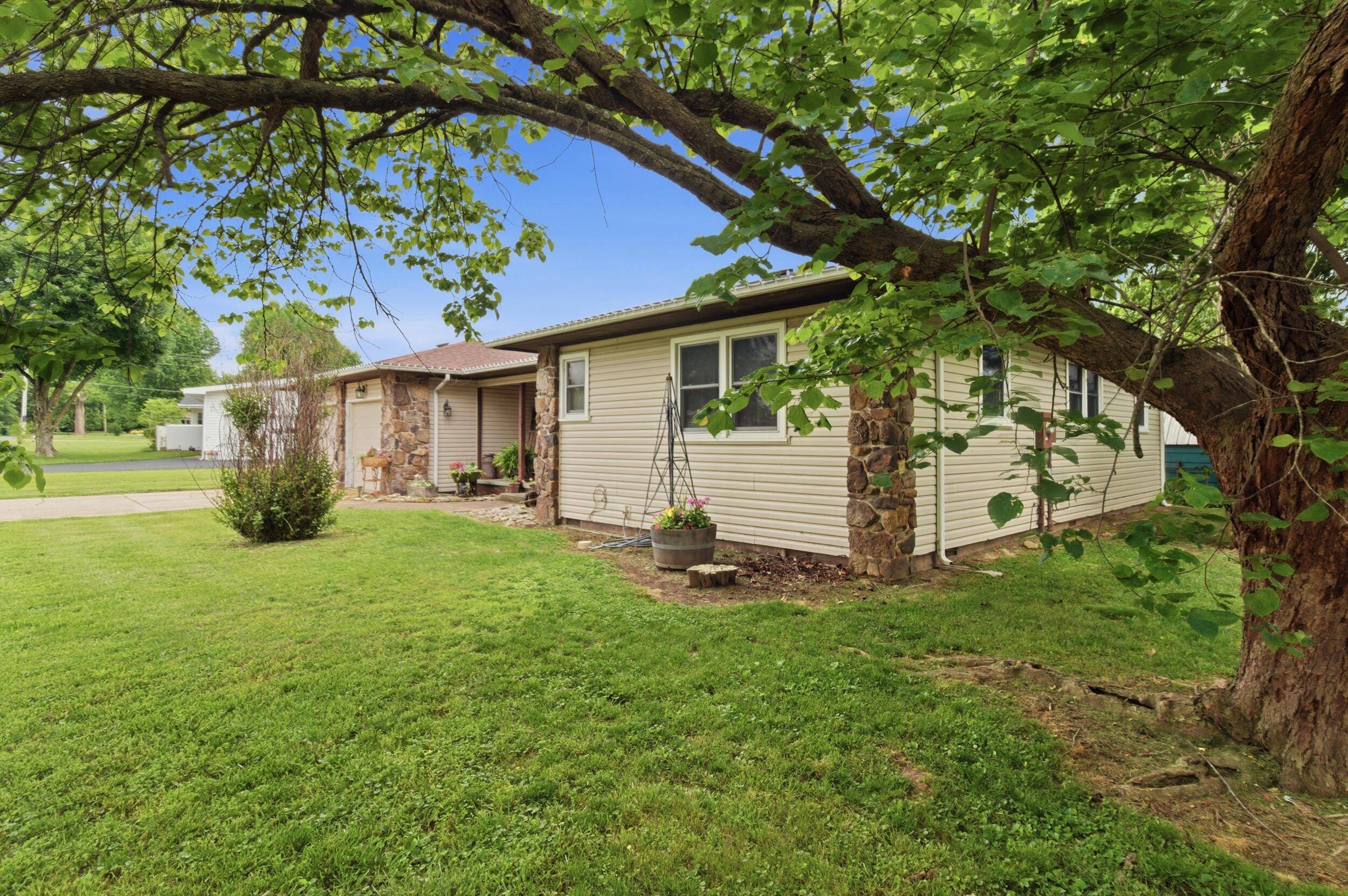 708 Carlton ST, Mountain Grove, MO 65711