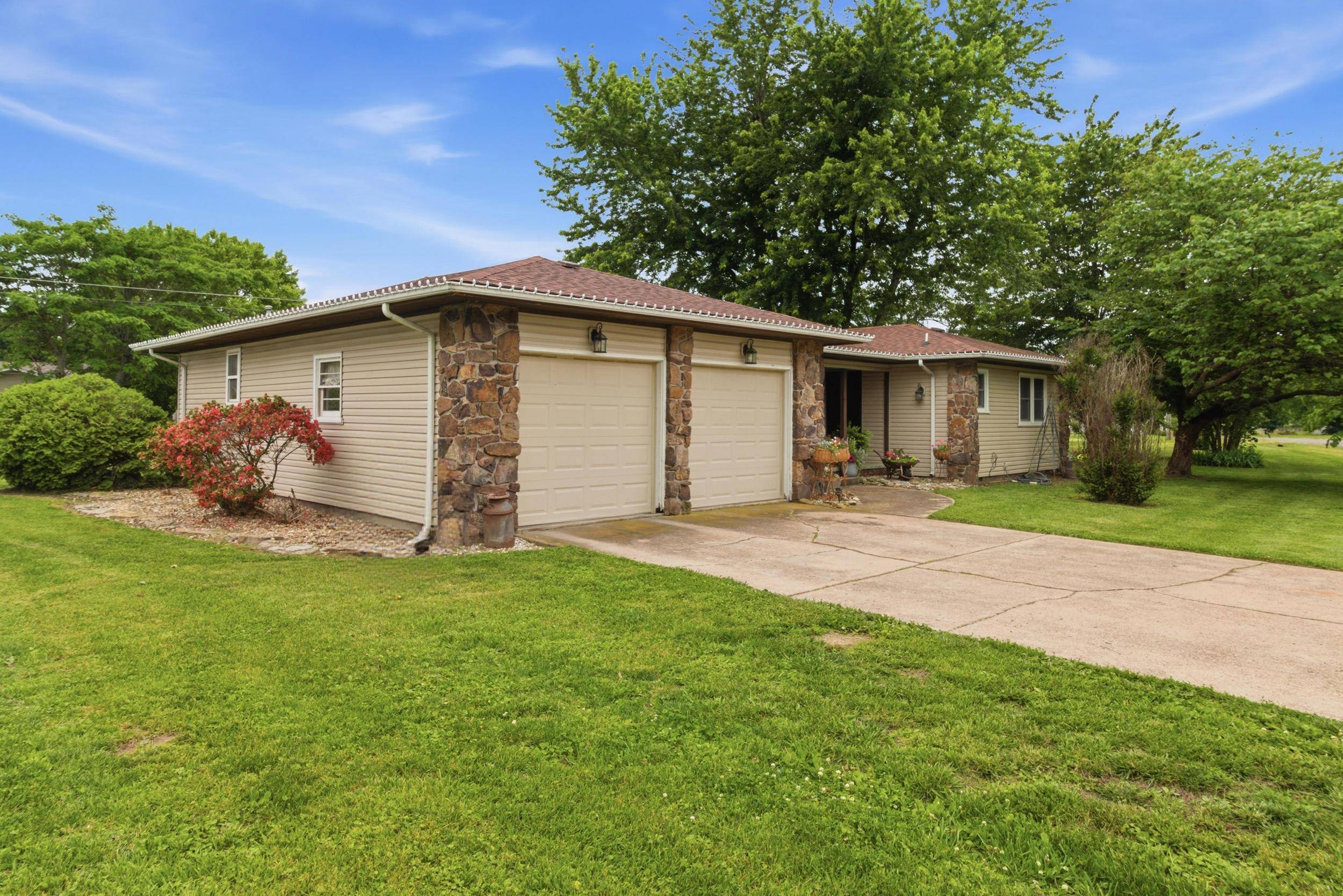 708 Carlton ST, Mountain Grove, MO 65711