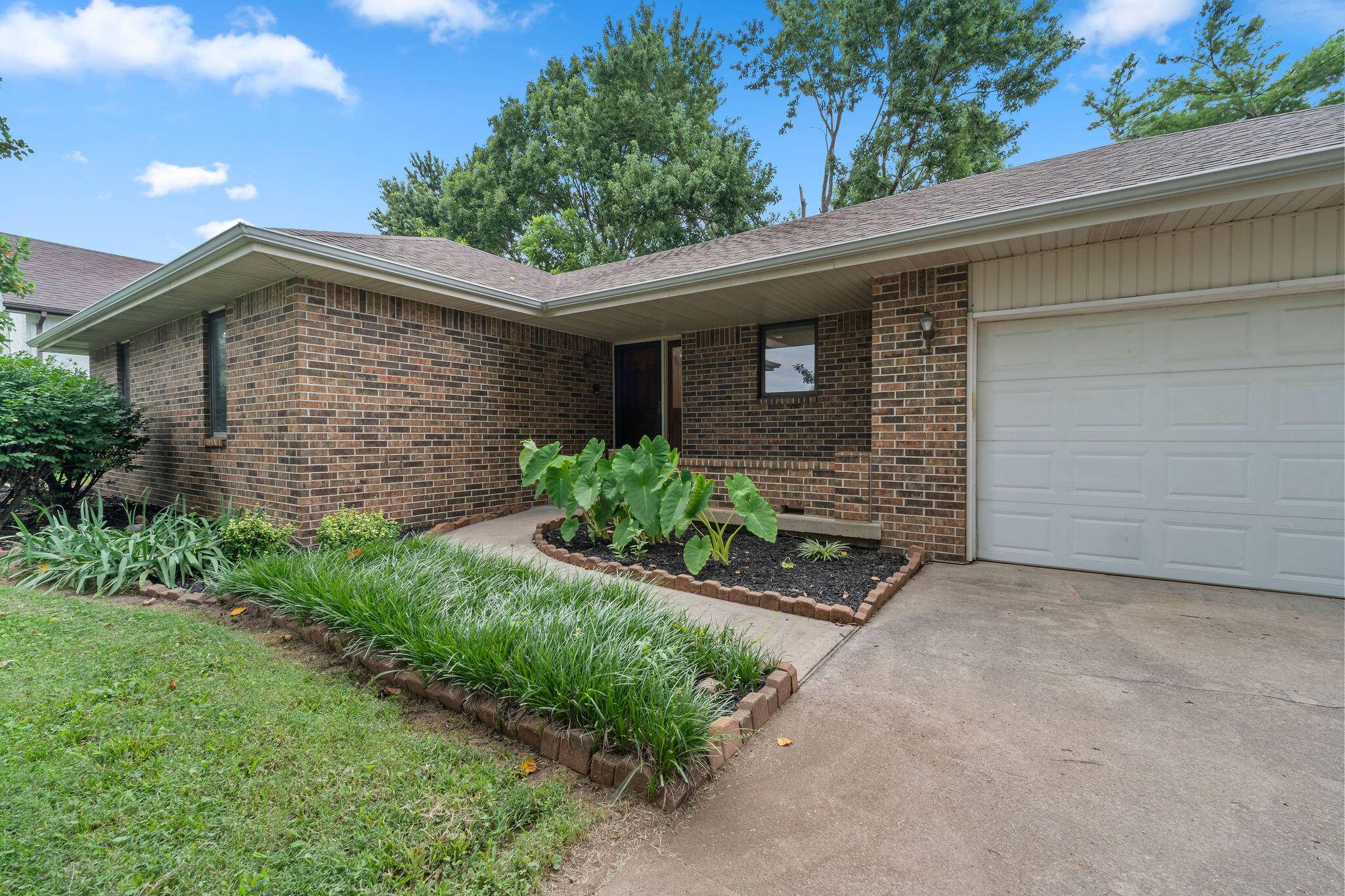 2119 W Nottingham ST, Springfield, MO 65810