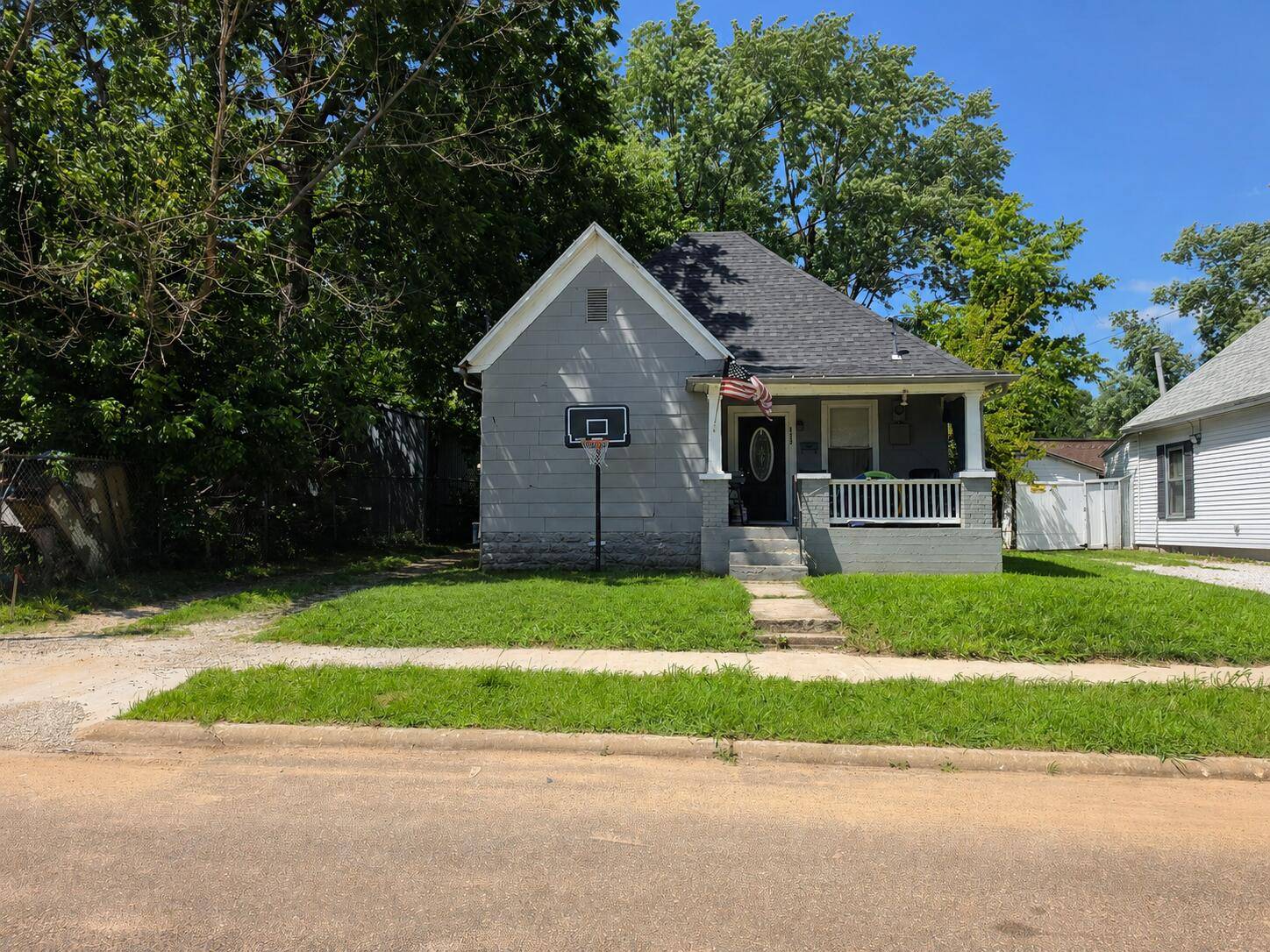 1233 E Thoman ST, Springfield, MO 65803