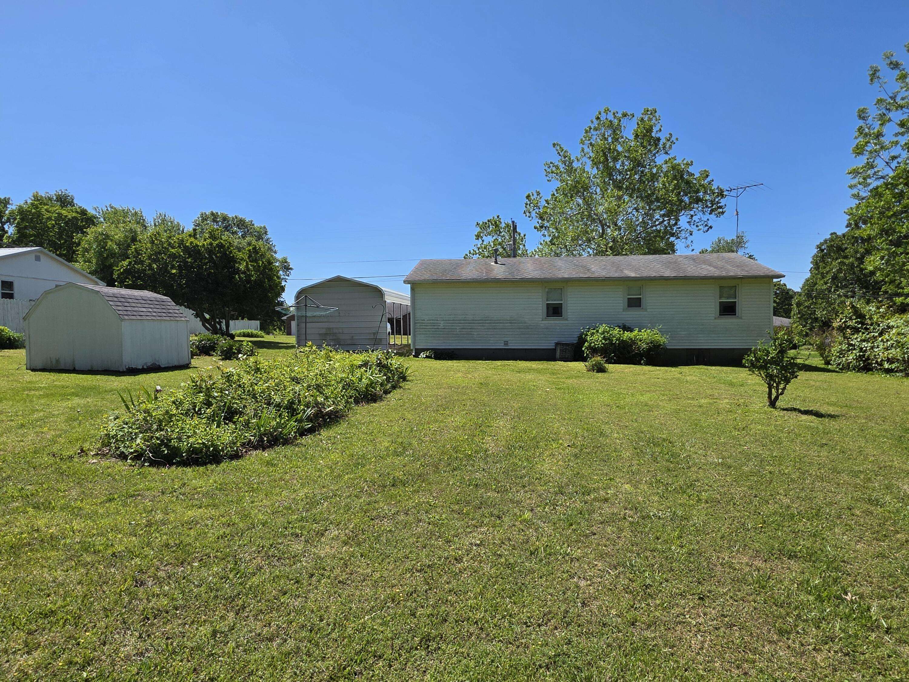 307 W Carman RD, El Dorado Springs, MO 64744