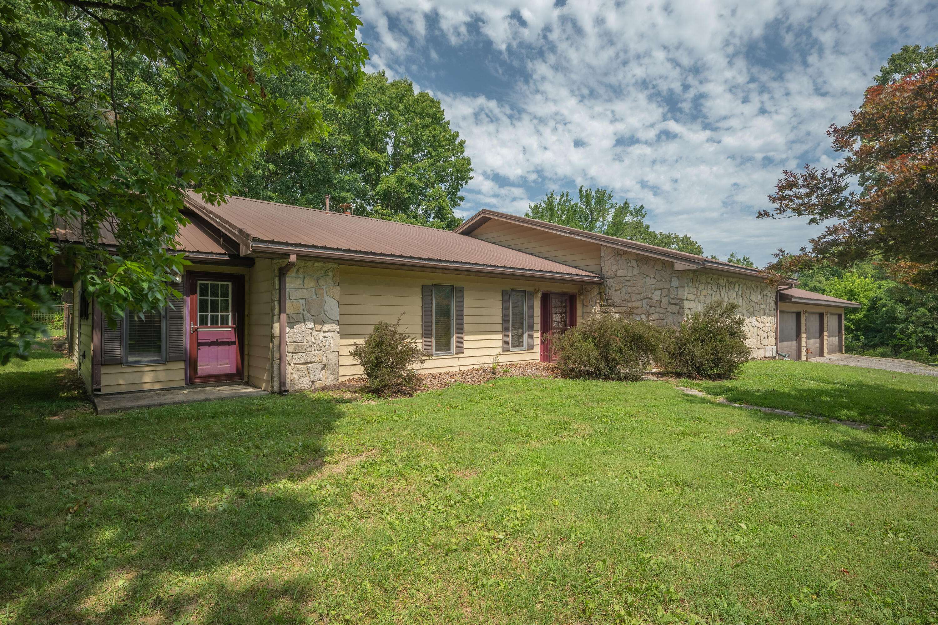 1116 Forest Circle DR, Cassville, MO 65625