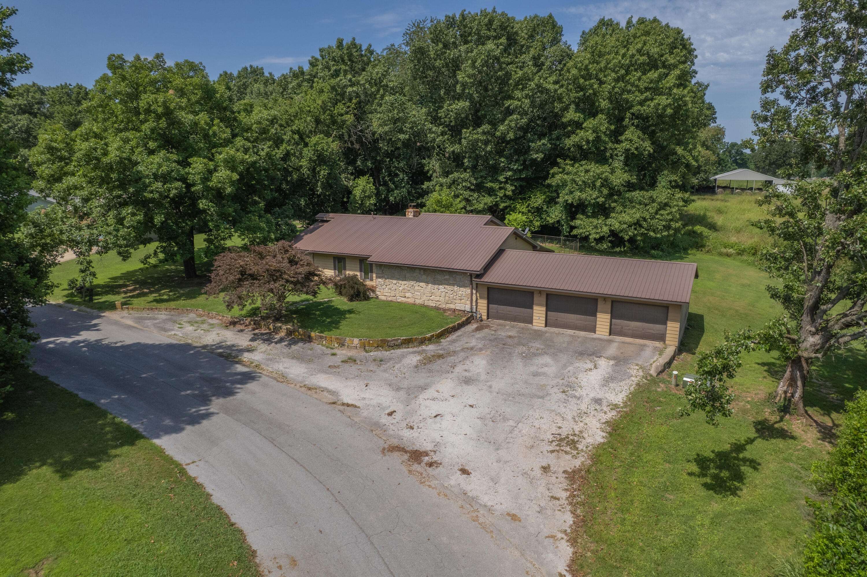 1116 Forest Circle DR, Cassville, MO 65625