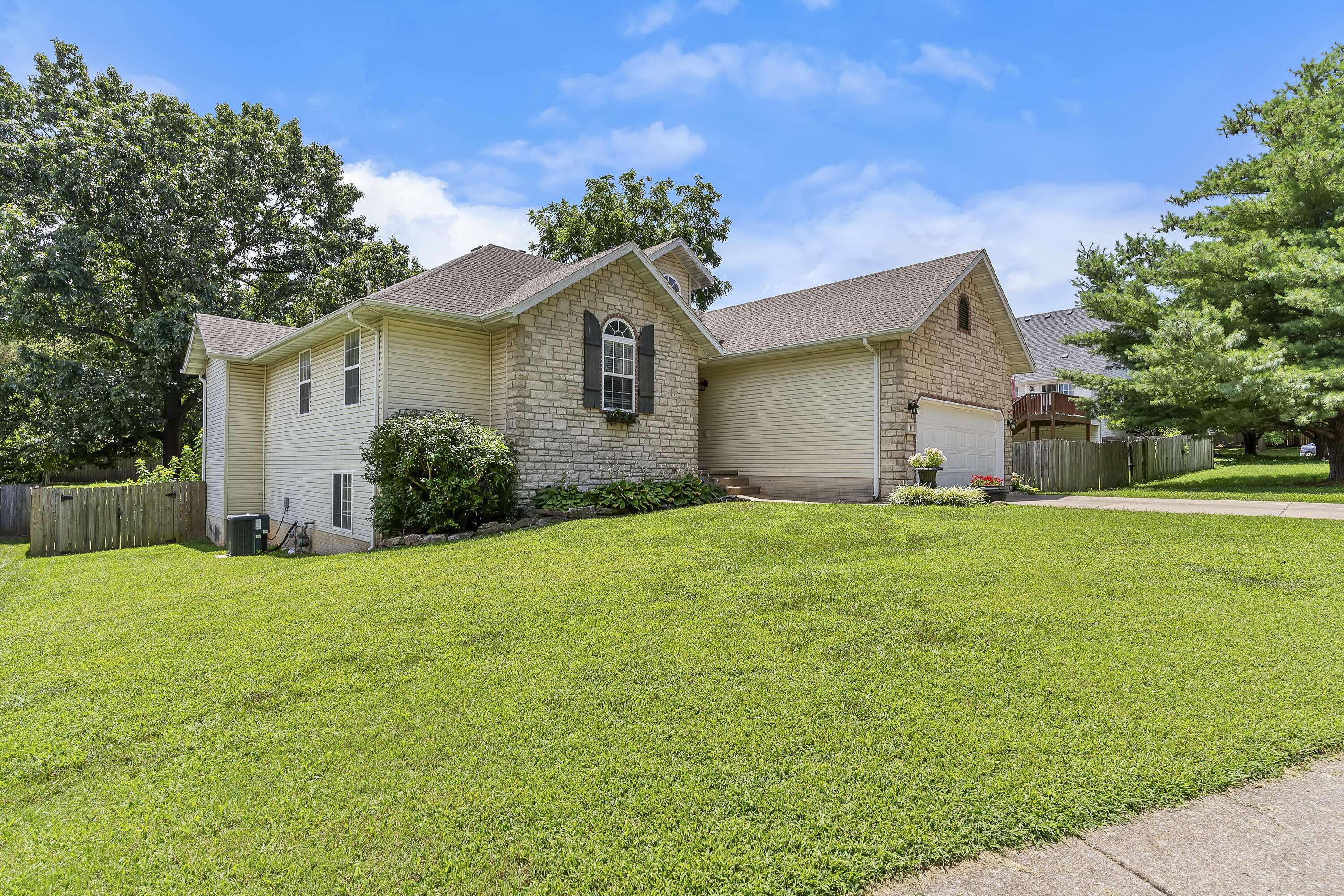 1212 W Merlin DR, Ozark, MO 65721