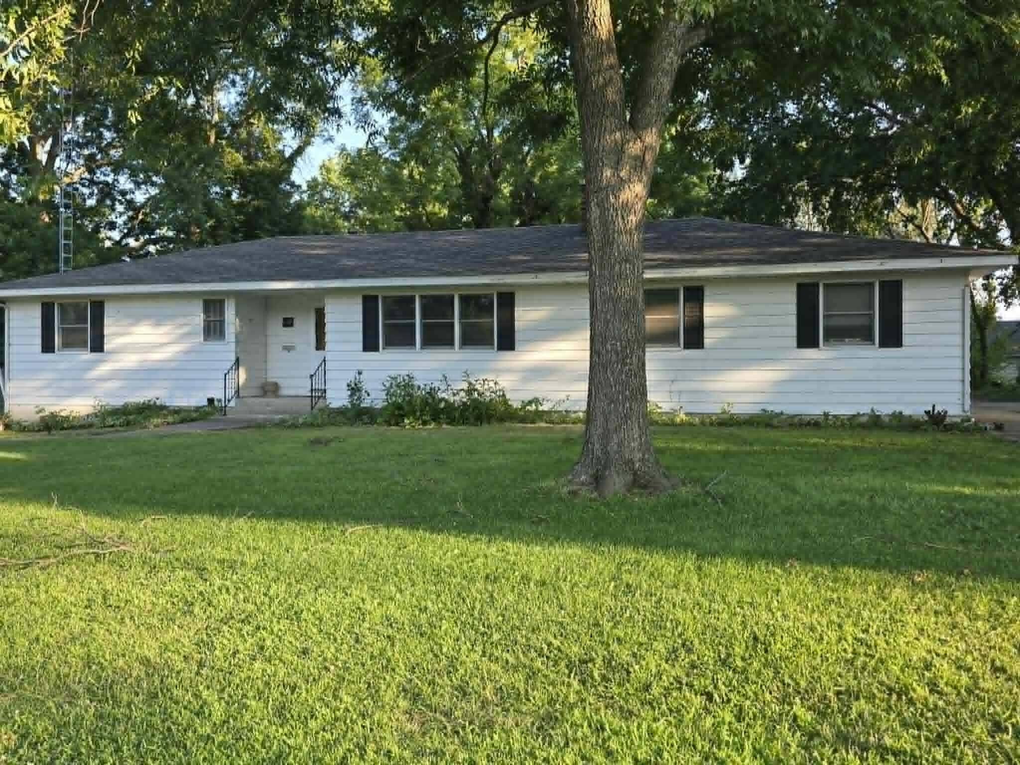 208 E Bodine AVE, Clinton, MO 64735