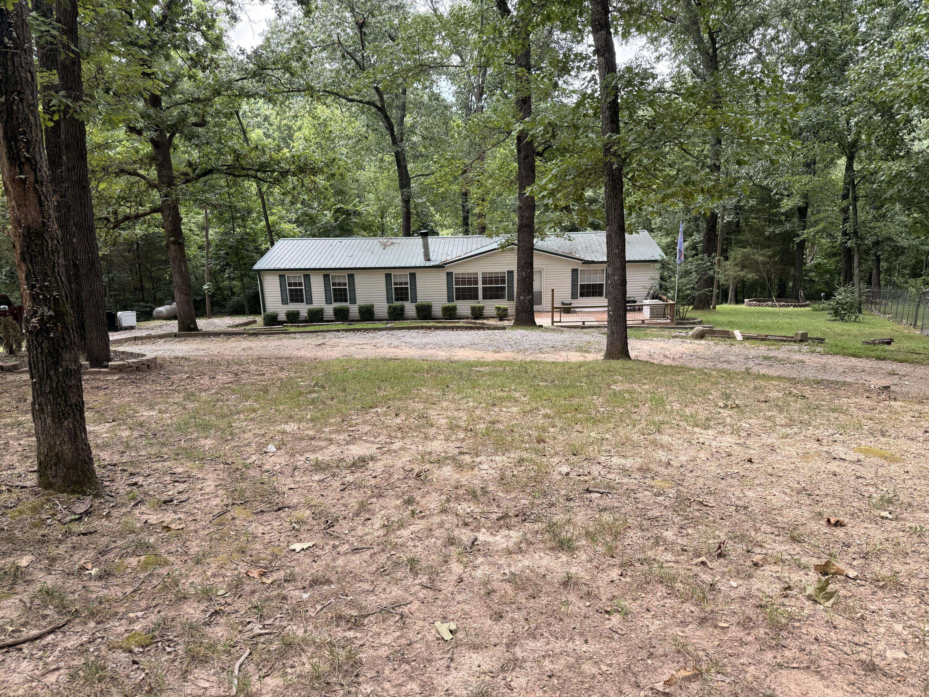 943 Hickory LN, Pineville, MO 64856
