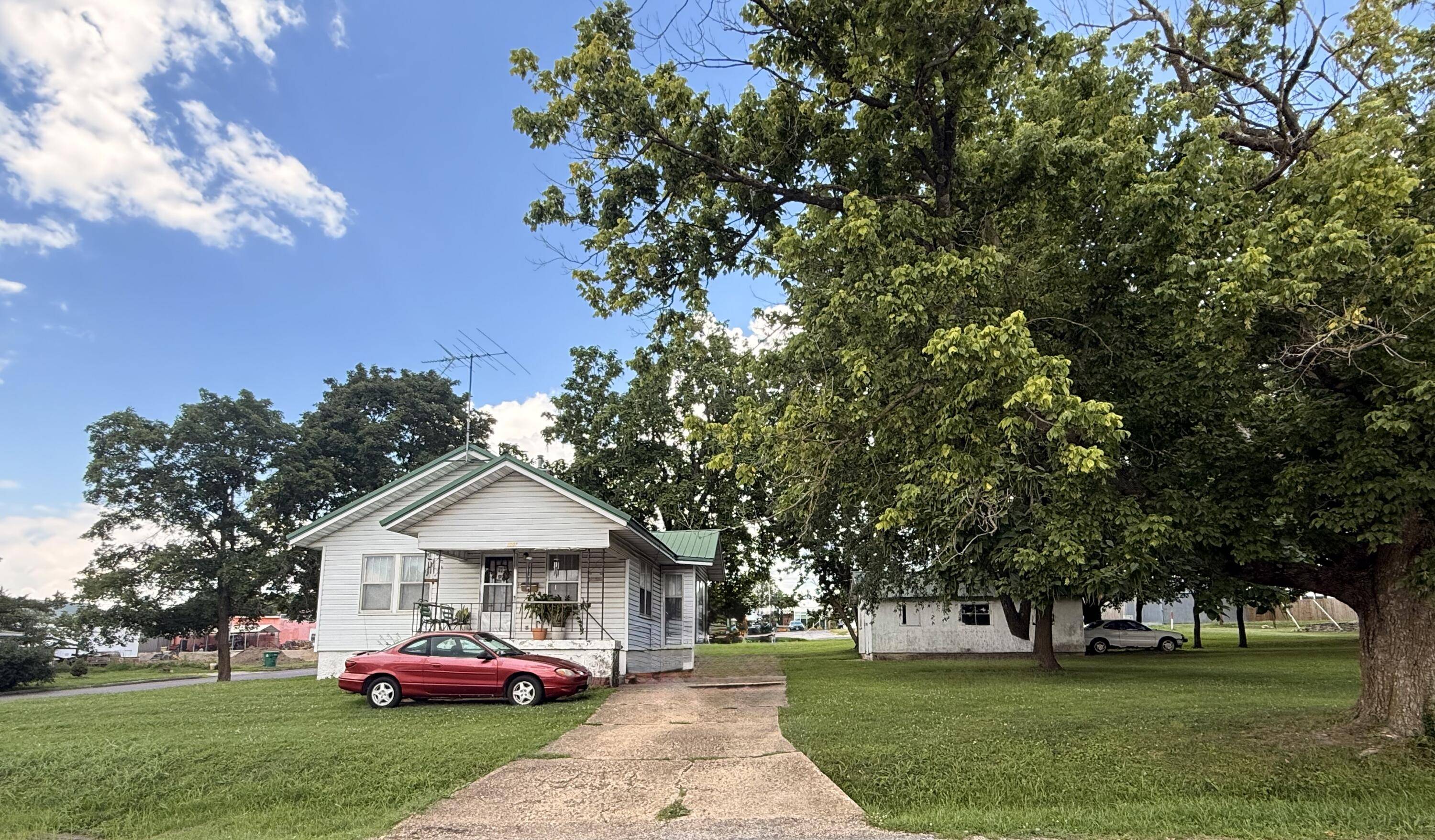 209 W 2nd ST, Mountain Grove, MO 65711