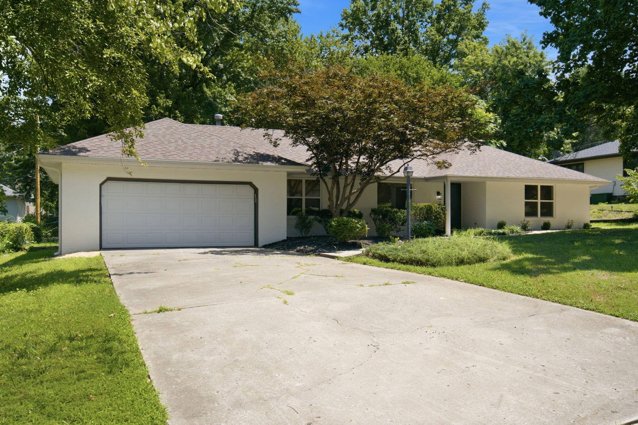 1524 S Charing AVE, Springfield, MO 65809