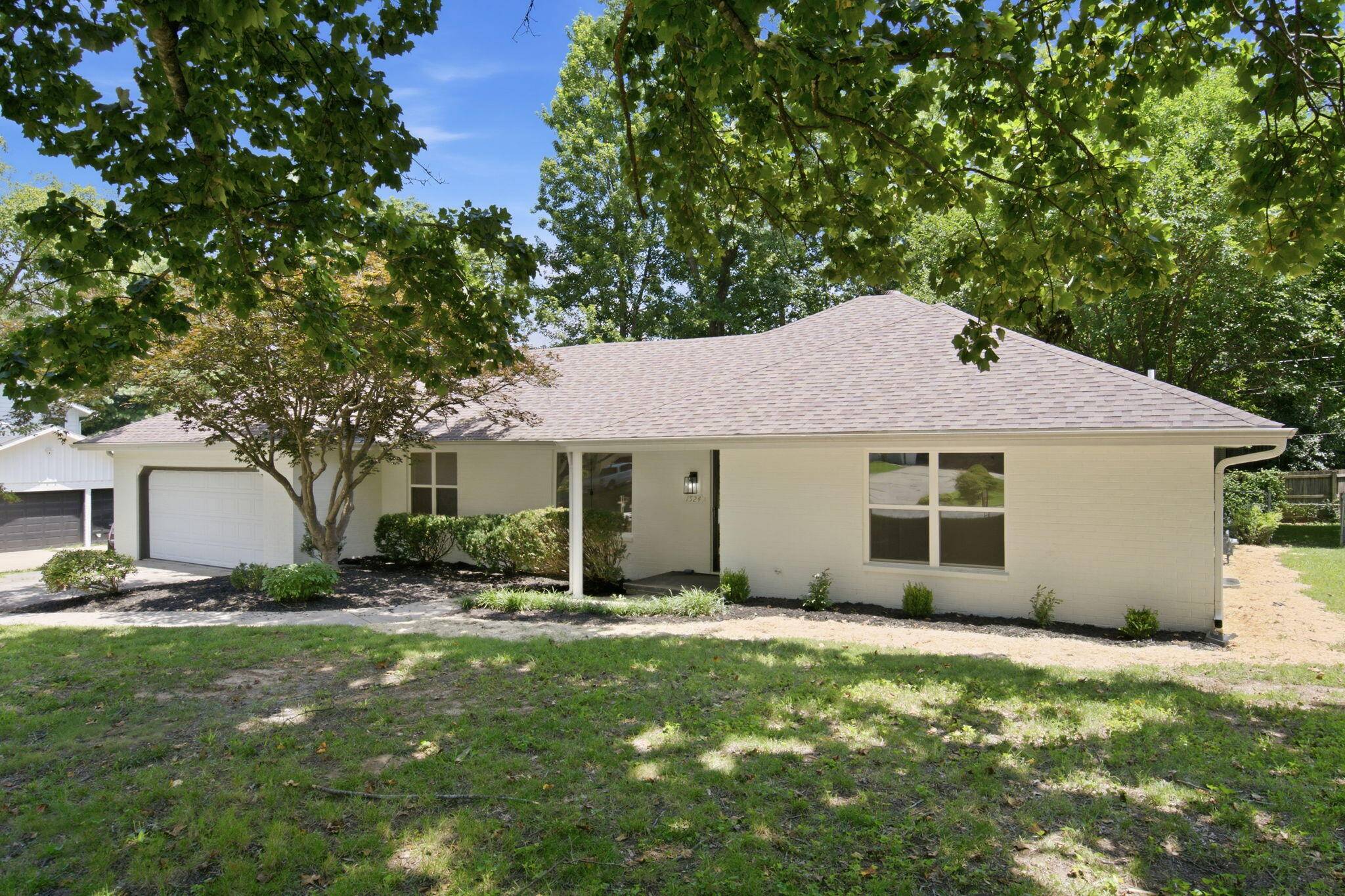 1524 S Charing AVE, Springfield, MO 65809
