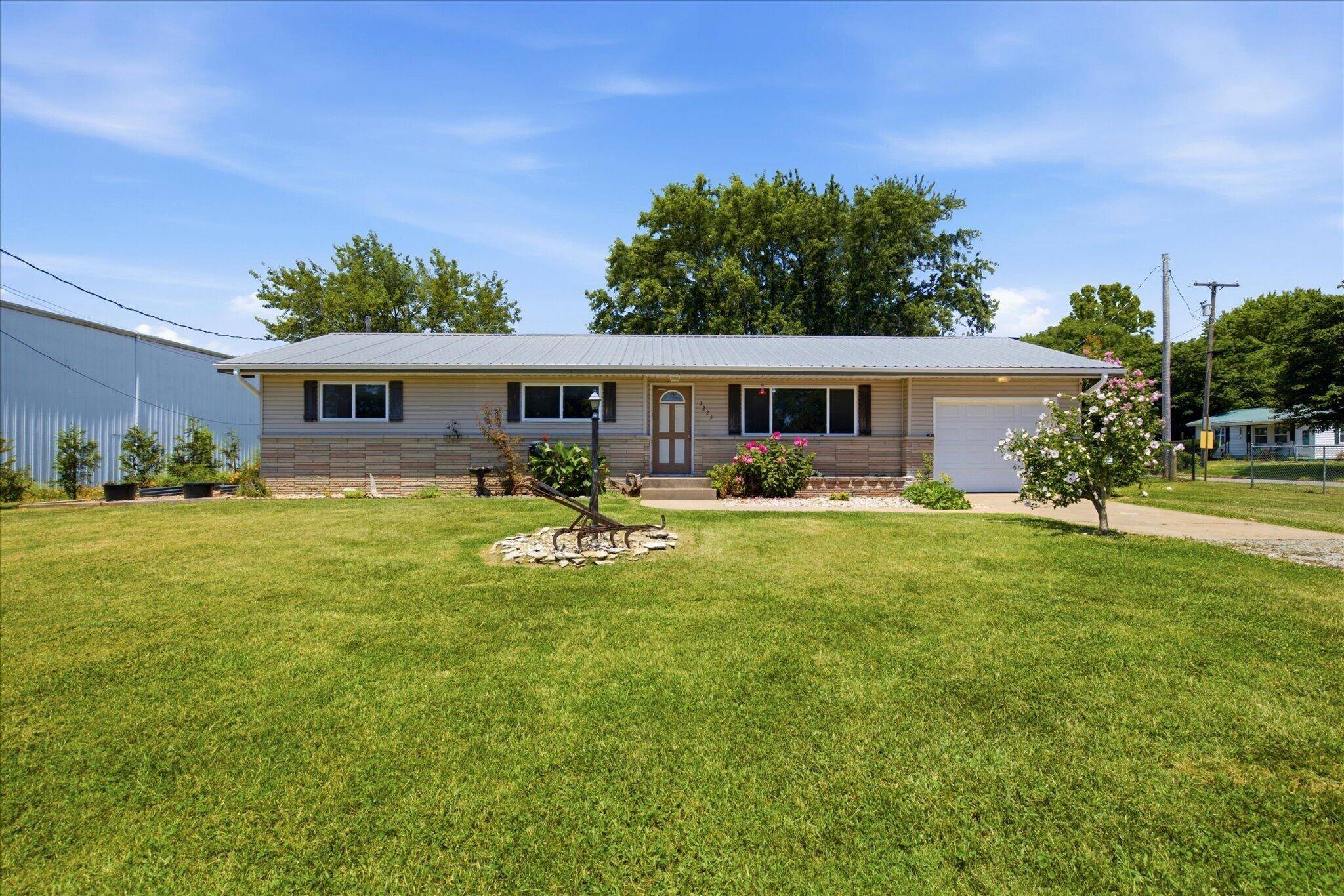 1225 E Church ST, Aurora, MO 65605