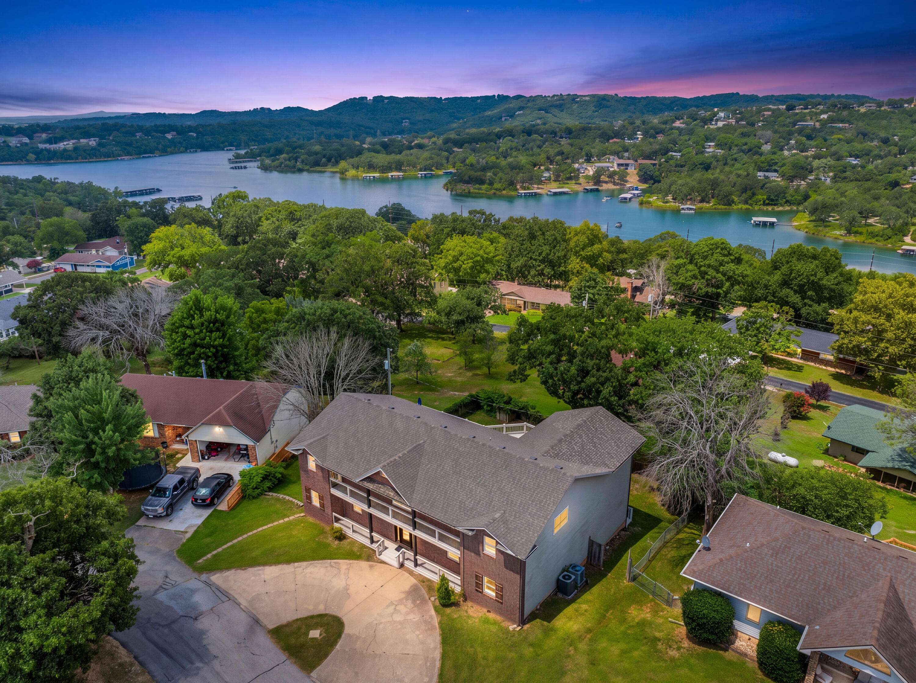 27 Crestview ST, Kimberling City, MO 65686