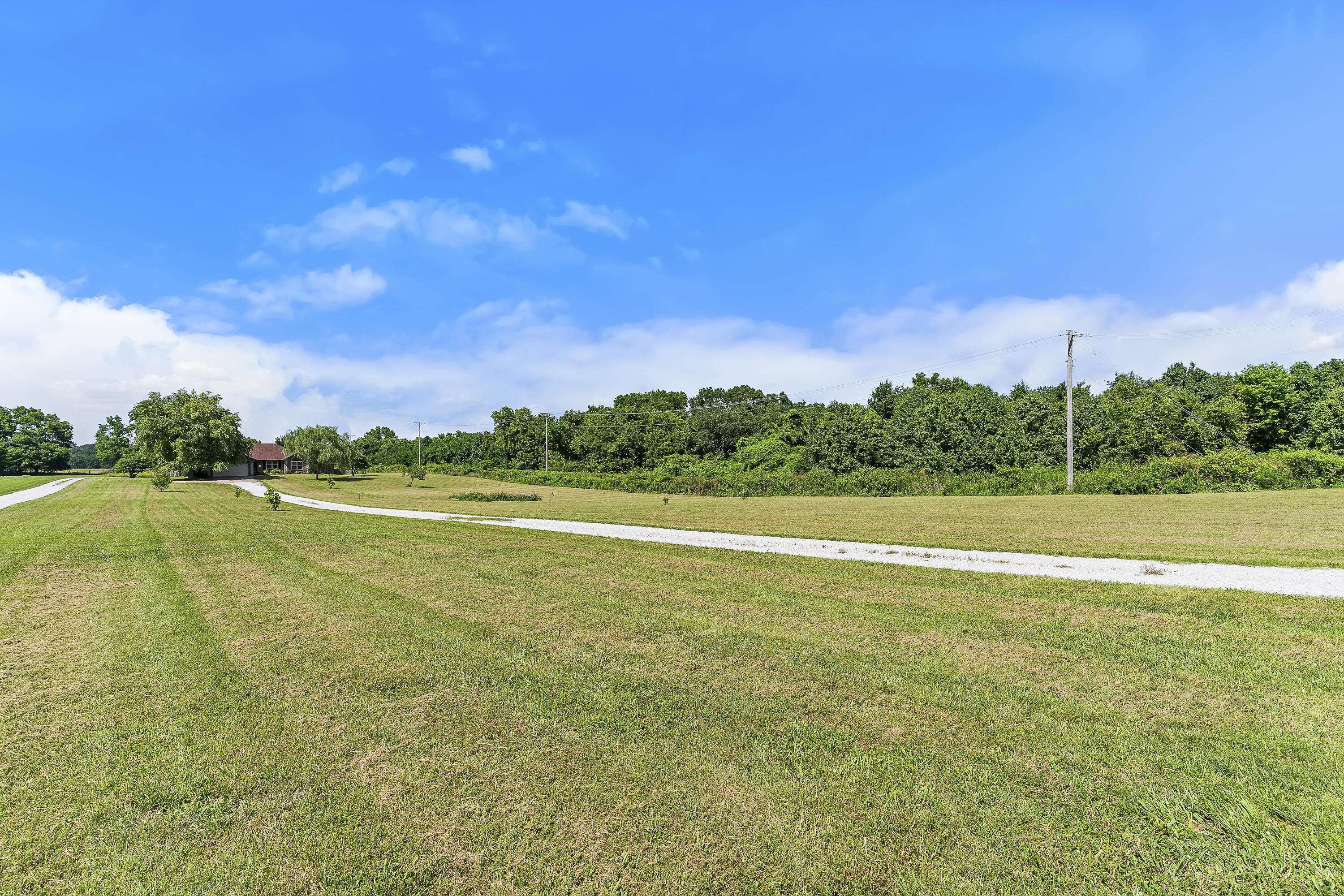 7103 W Farm Road 94, Springfield, MO 65803