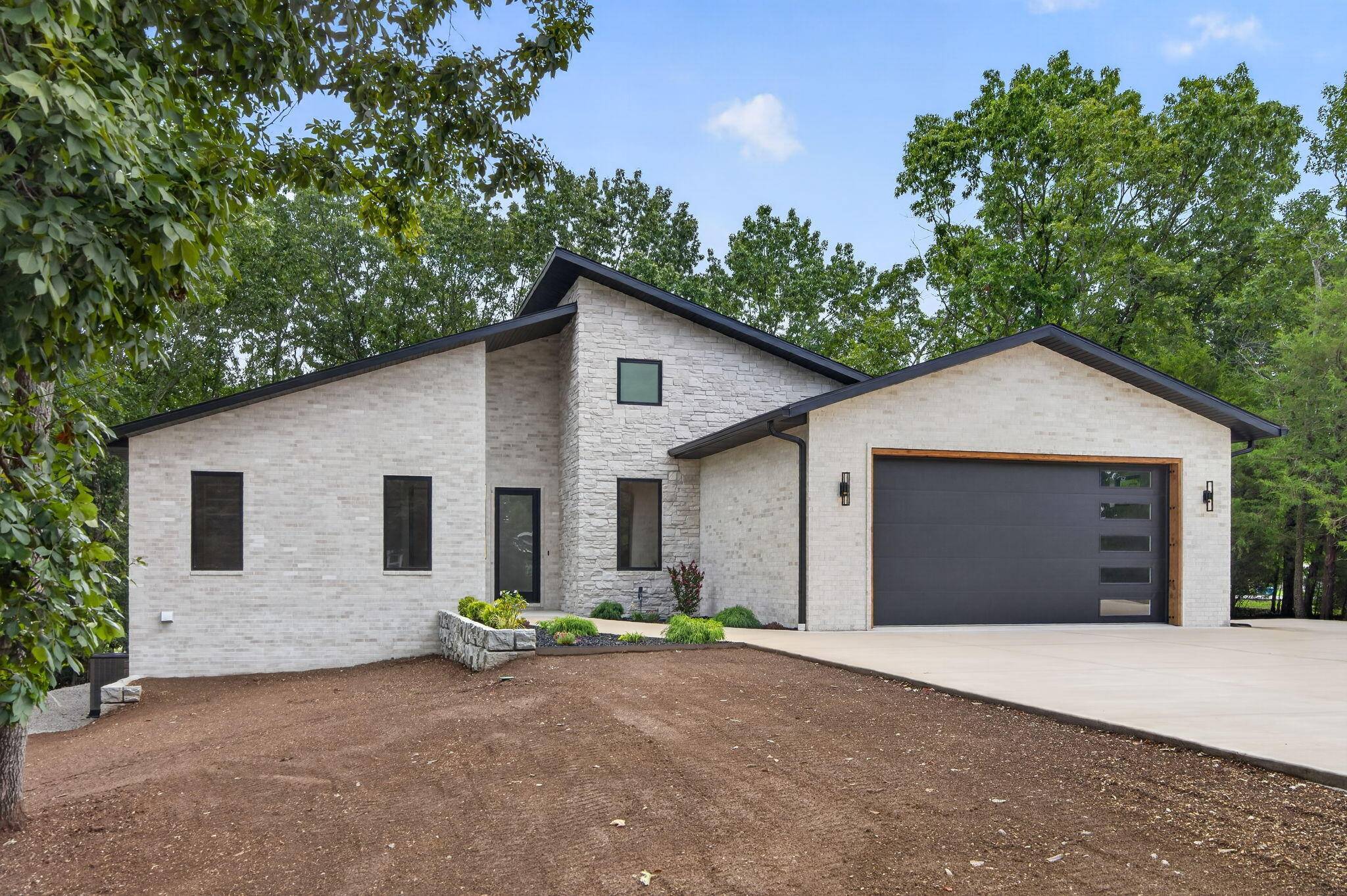1 Midview DR, Kimberling City, MO 65686