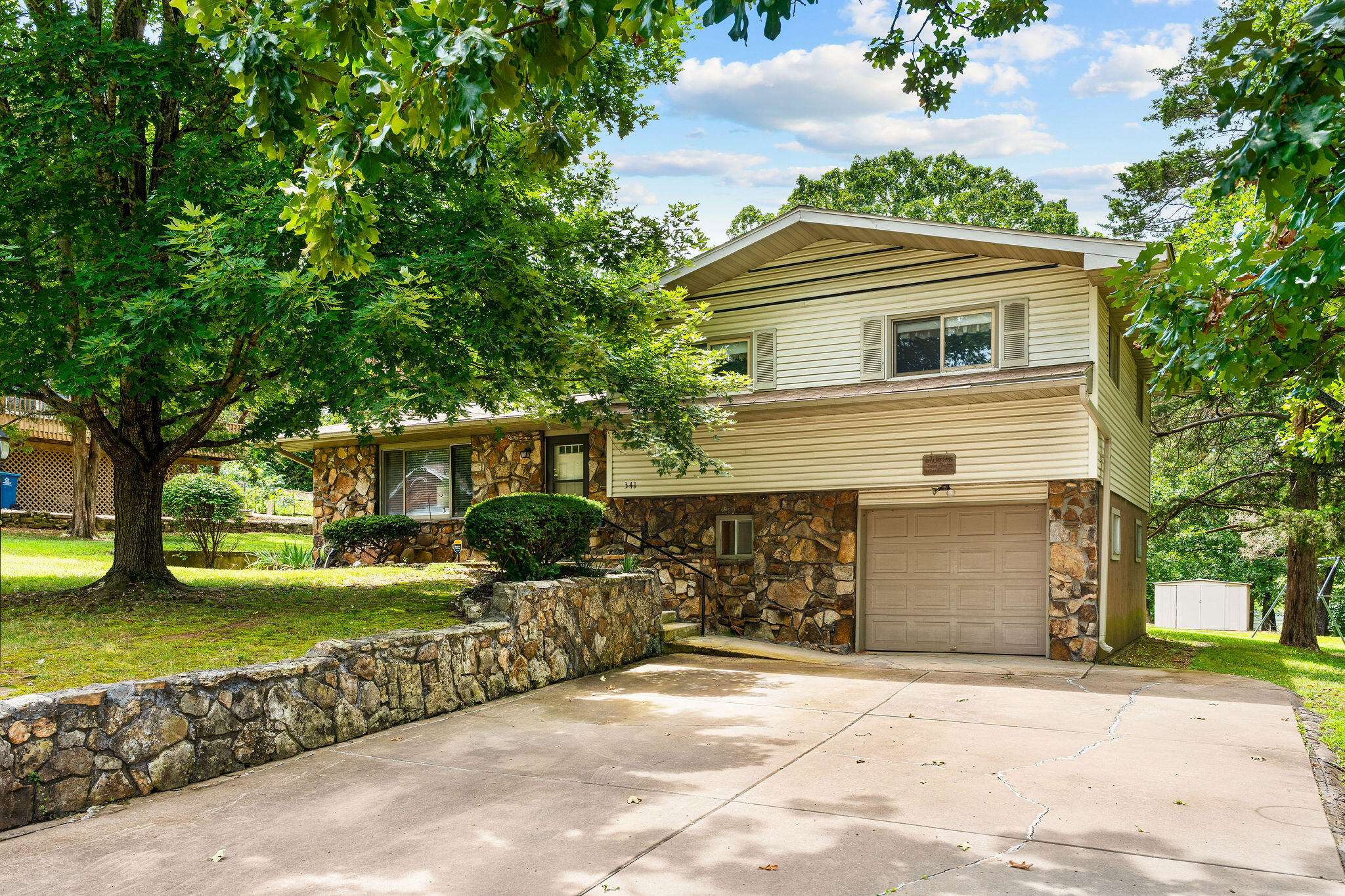 341 Greenbrier LN, Hollister, MO 65672