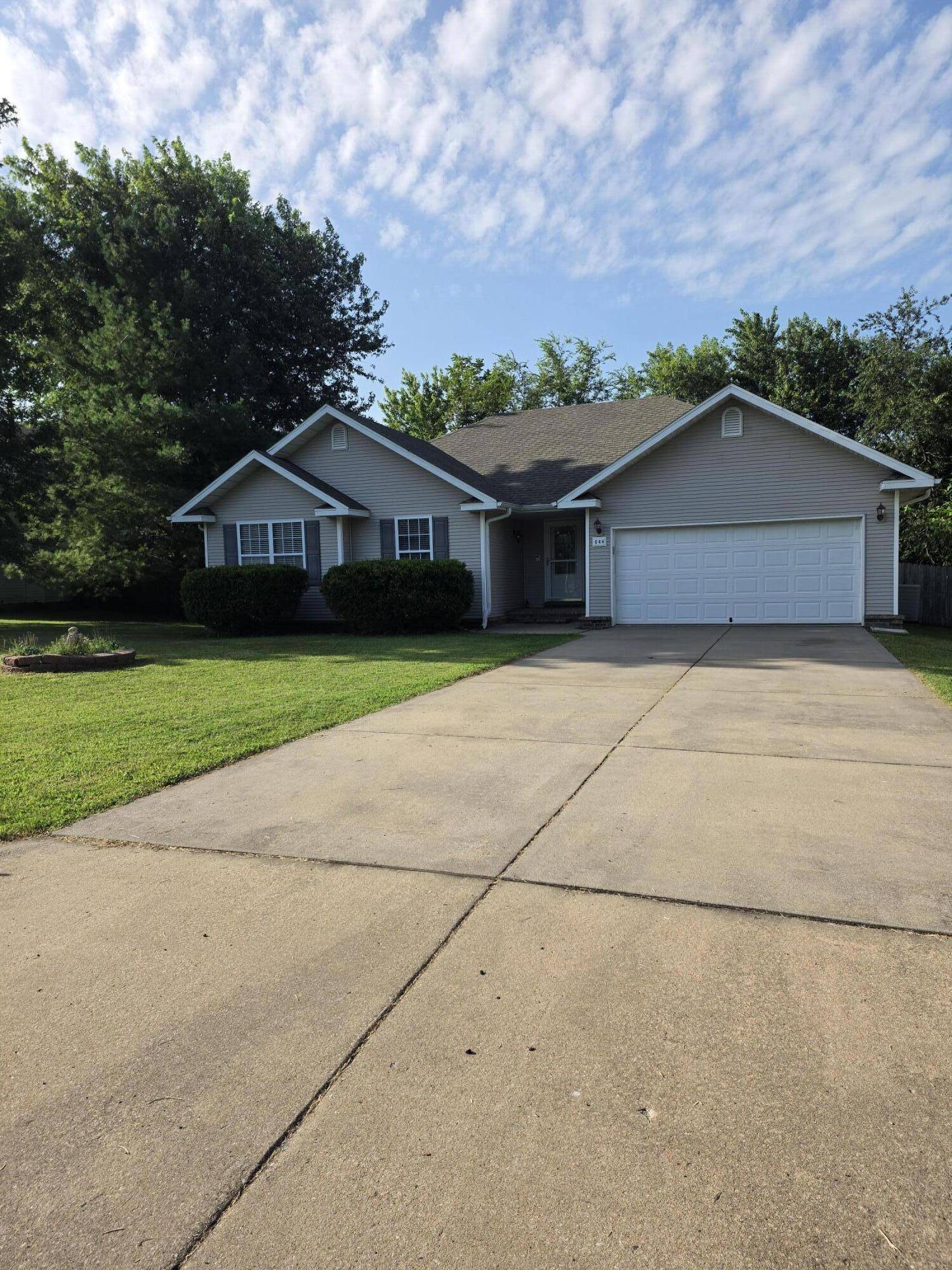 646 E Woodland ST, Republic, MO 65738