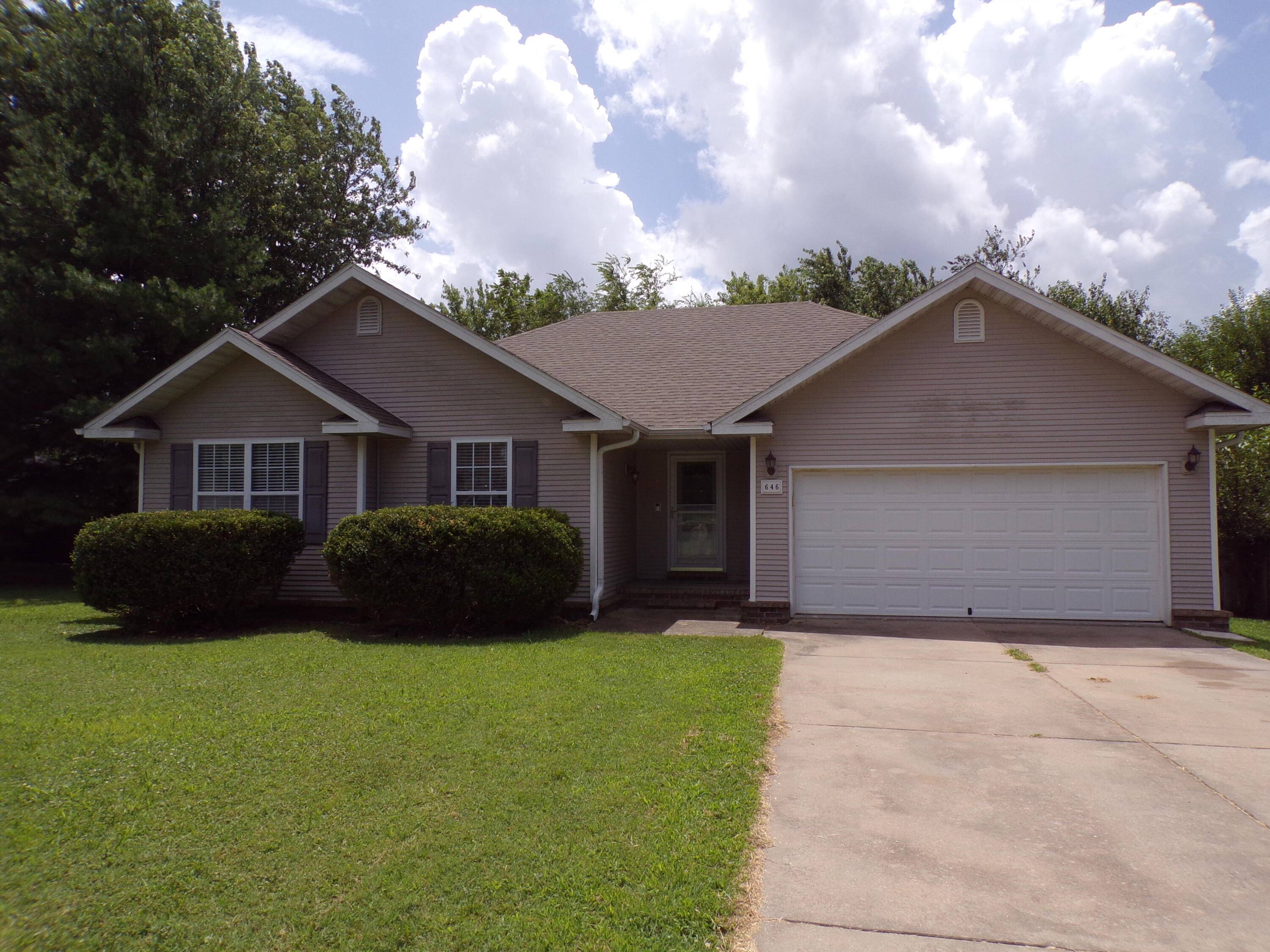 646 E Woodland ST, Republic, MO 65738