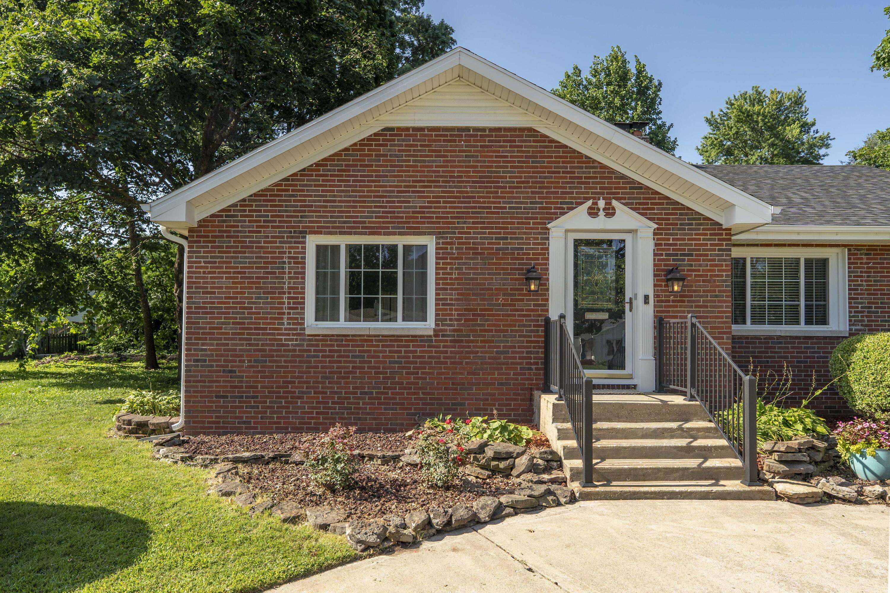 718 E University ST, Springfield, MO 65807