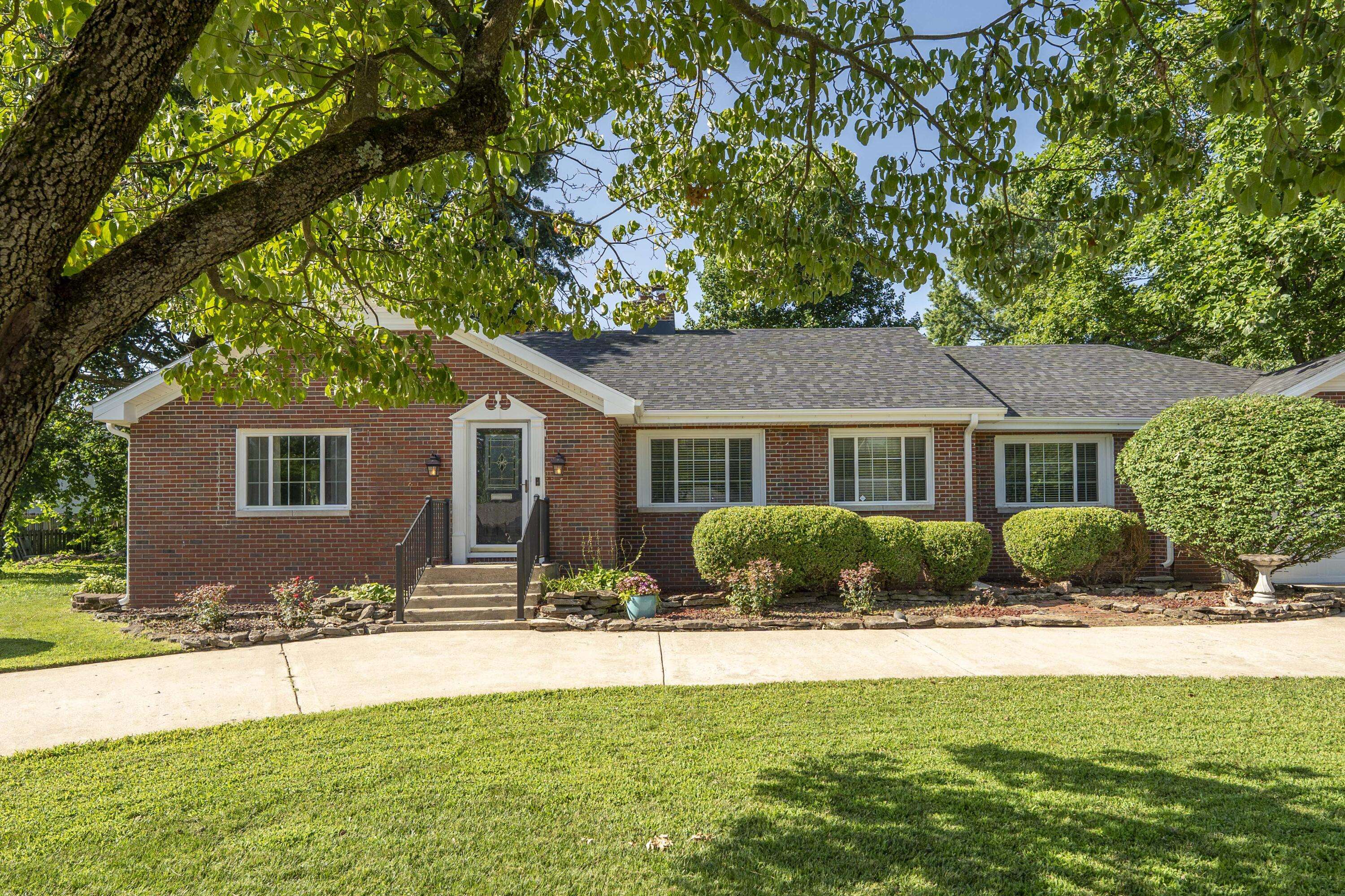 718 E University ST, Springfield, MO 65807