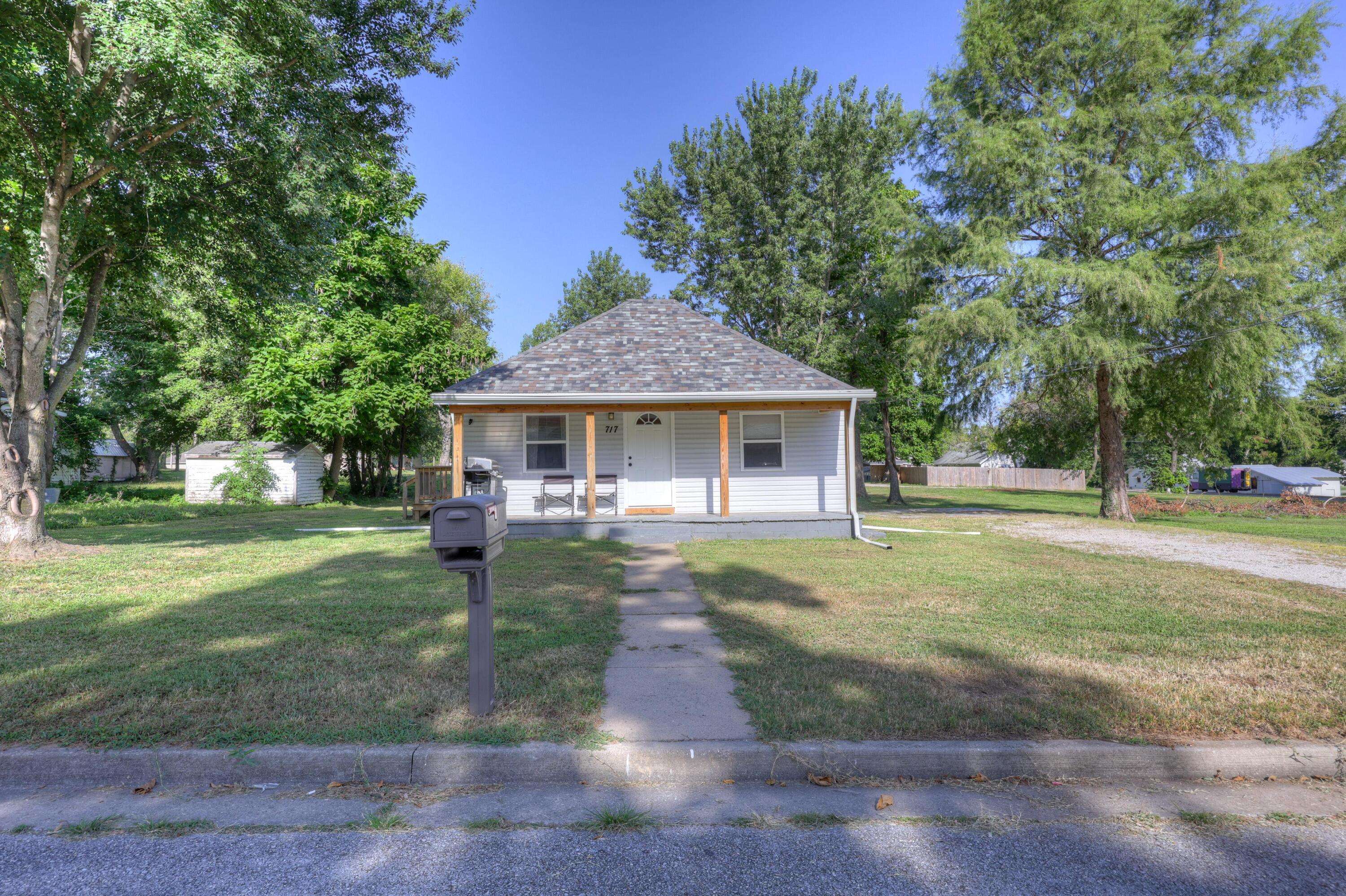 717 N Adams ST, Nevada, MO 64772