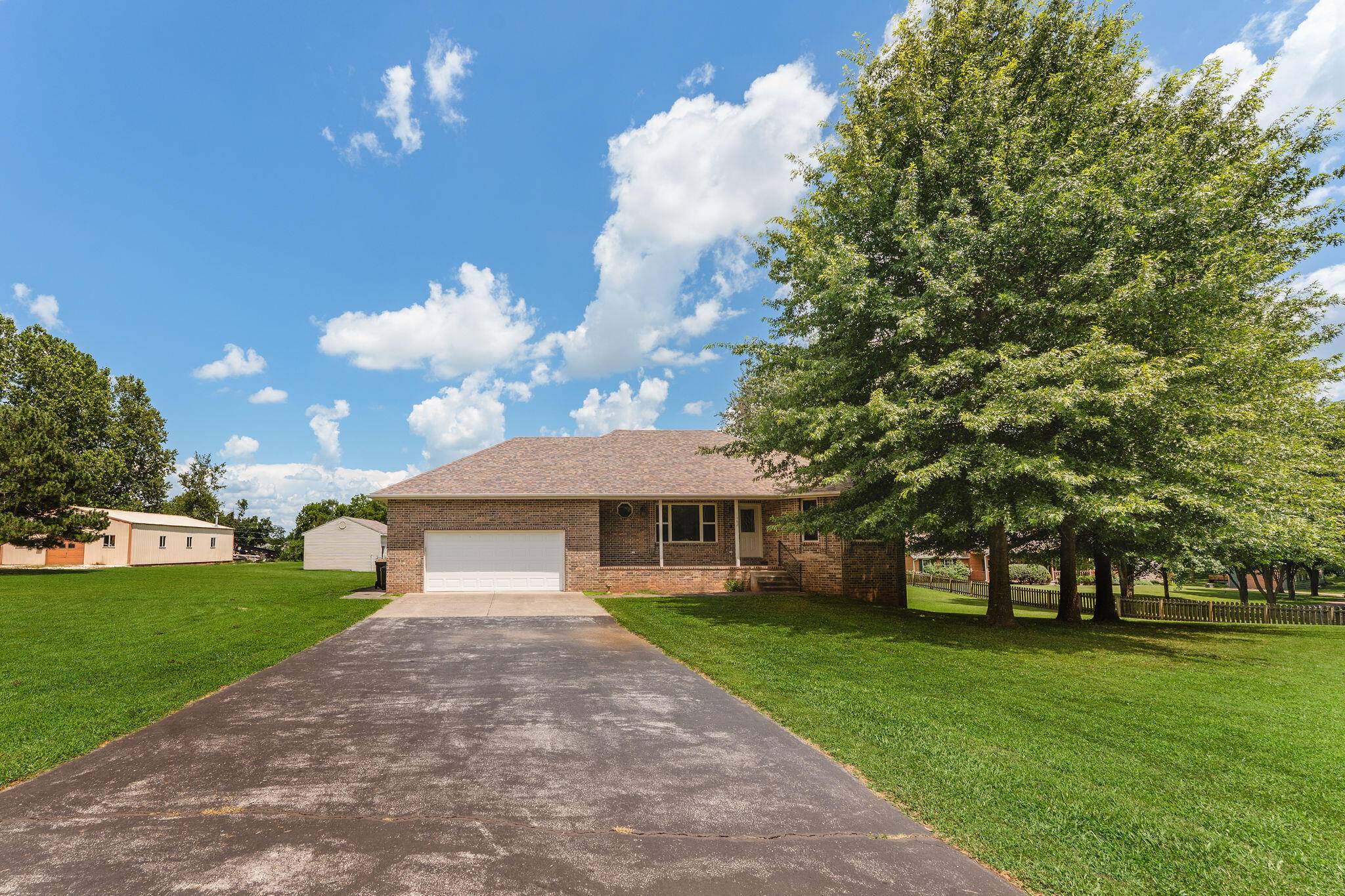 1482 N Osburn LN, Nixa, MO 65714