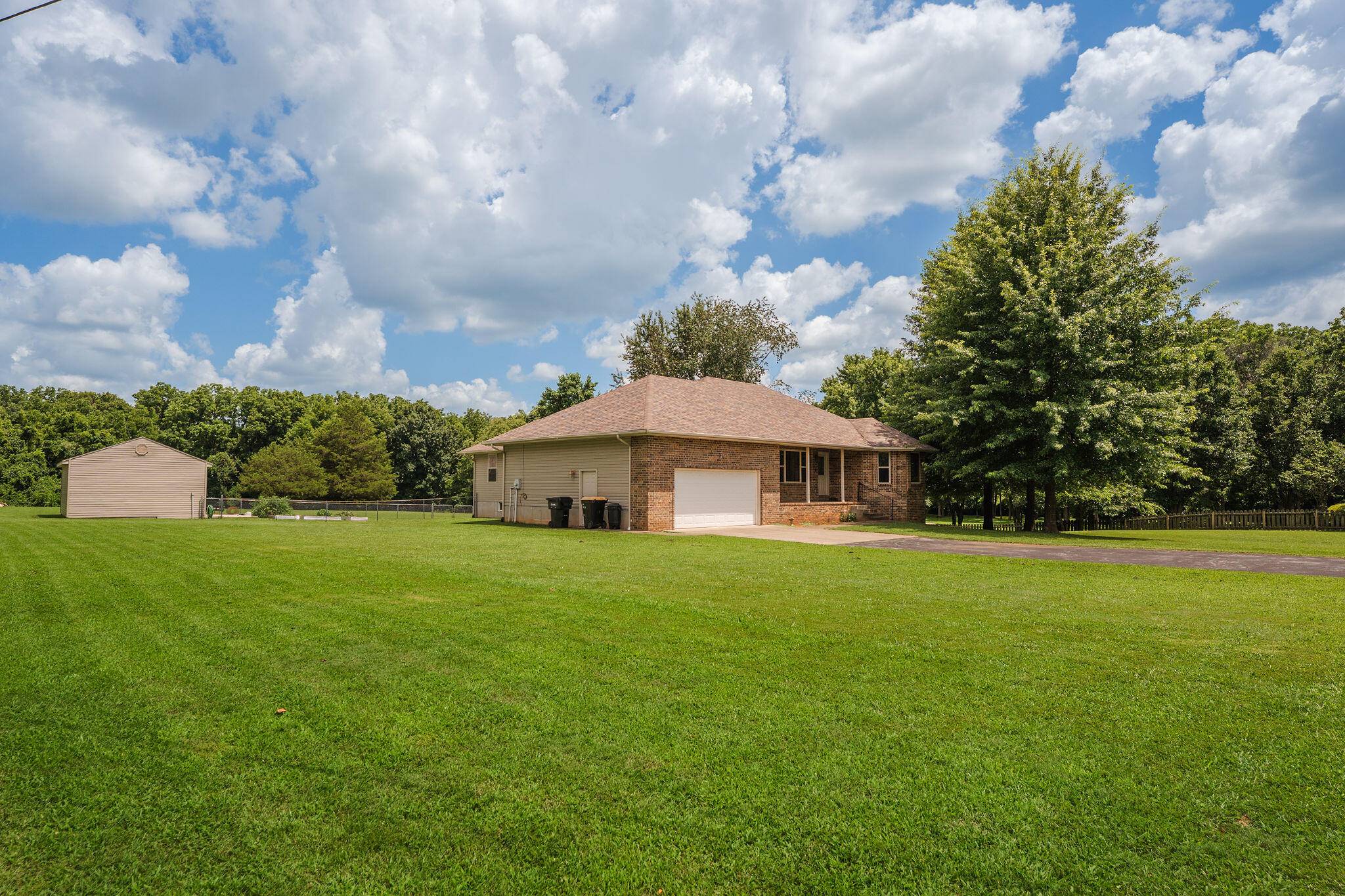 1482 N Osburn LN, Nixa, MO 65714