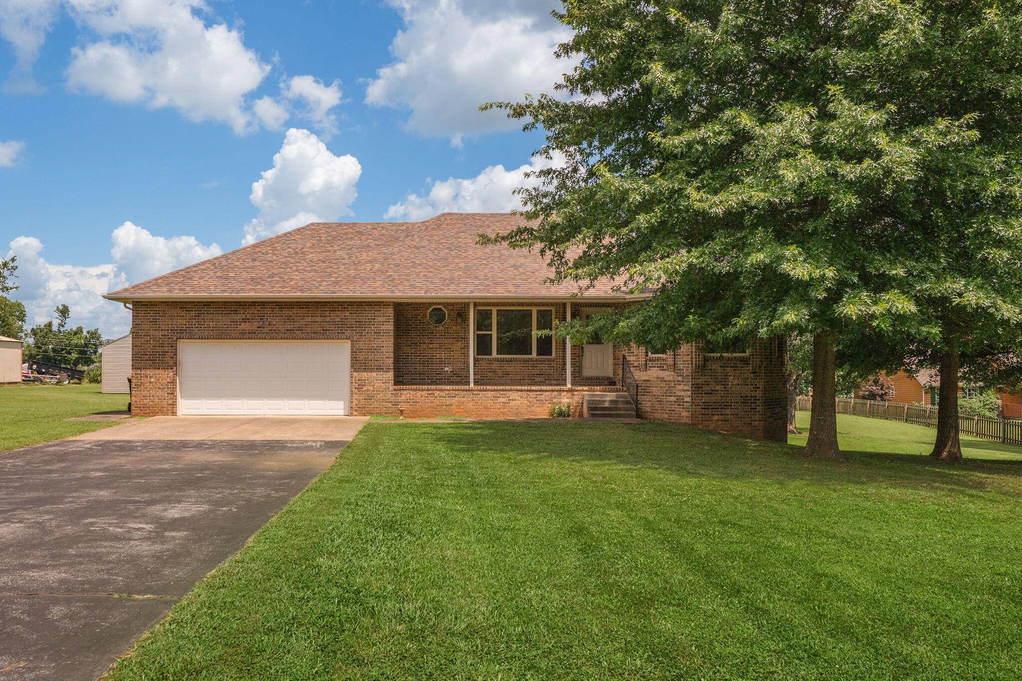 1482 N Osburn LN, Nixa, MO 65714