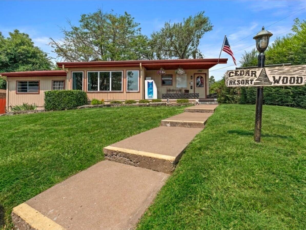 33 Lakeshore DR, Kimberling City, MO 65686