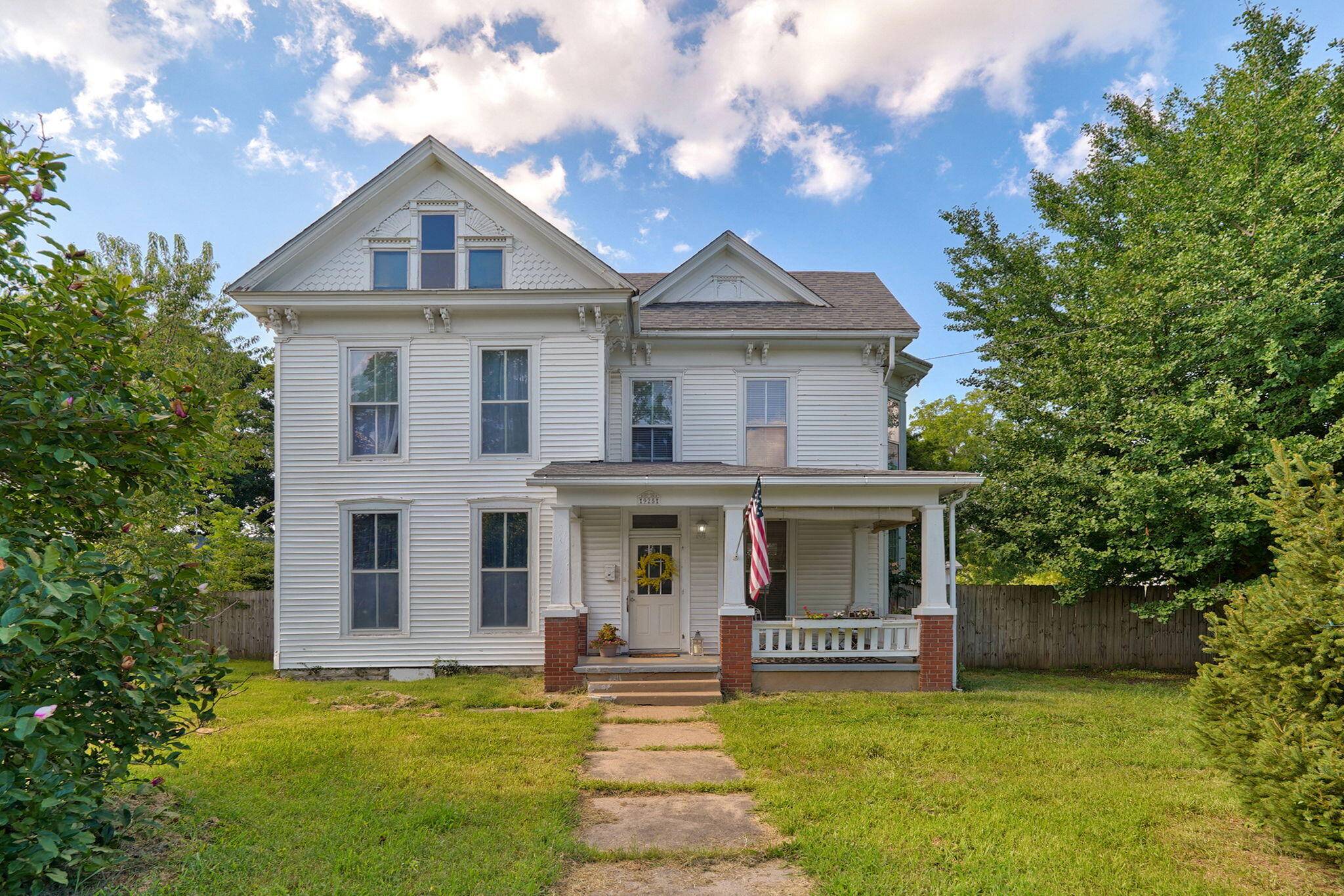 925 W Walnut ST, Springfield, MO 65806