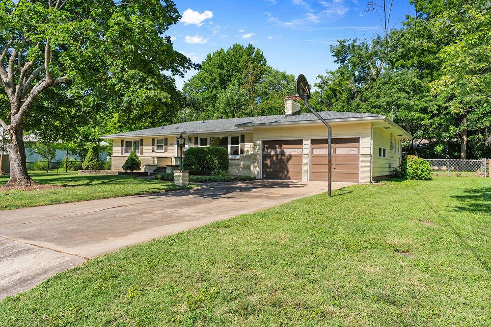 1955 S Valleyroad AVE, Springfield, MO 65804