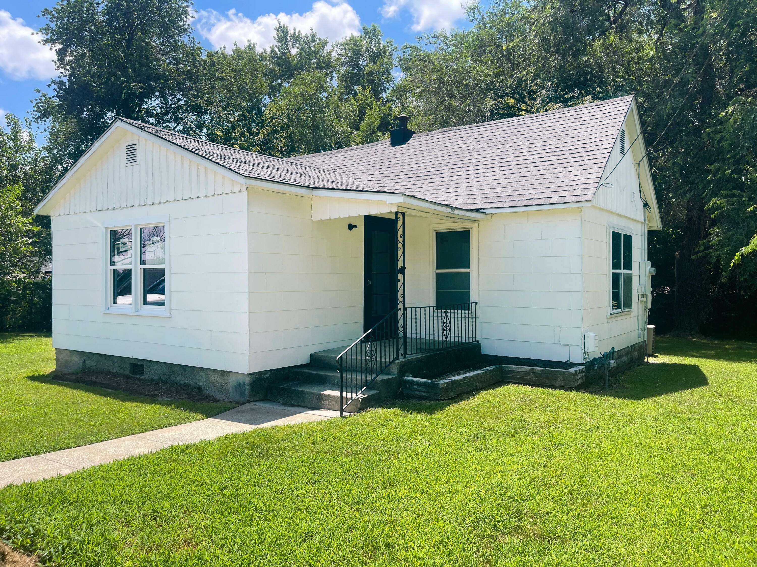 200 S Depot ST, Diamond, MO 64840