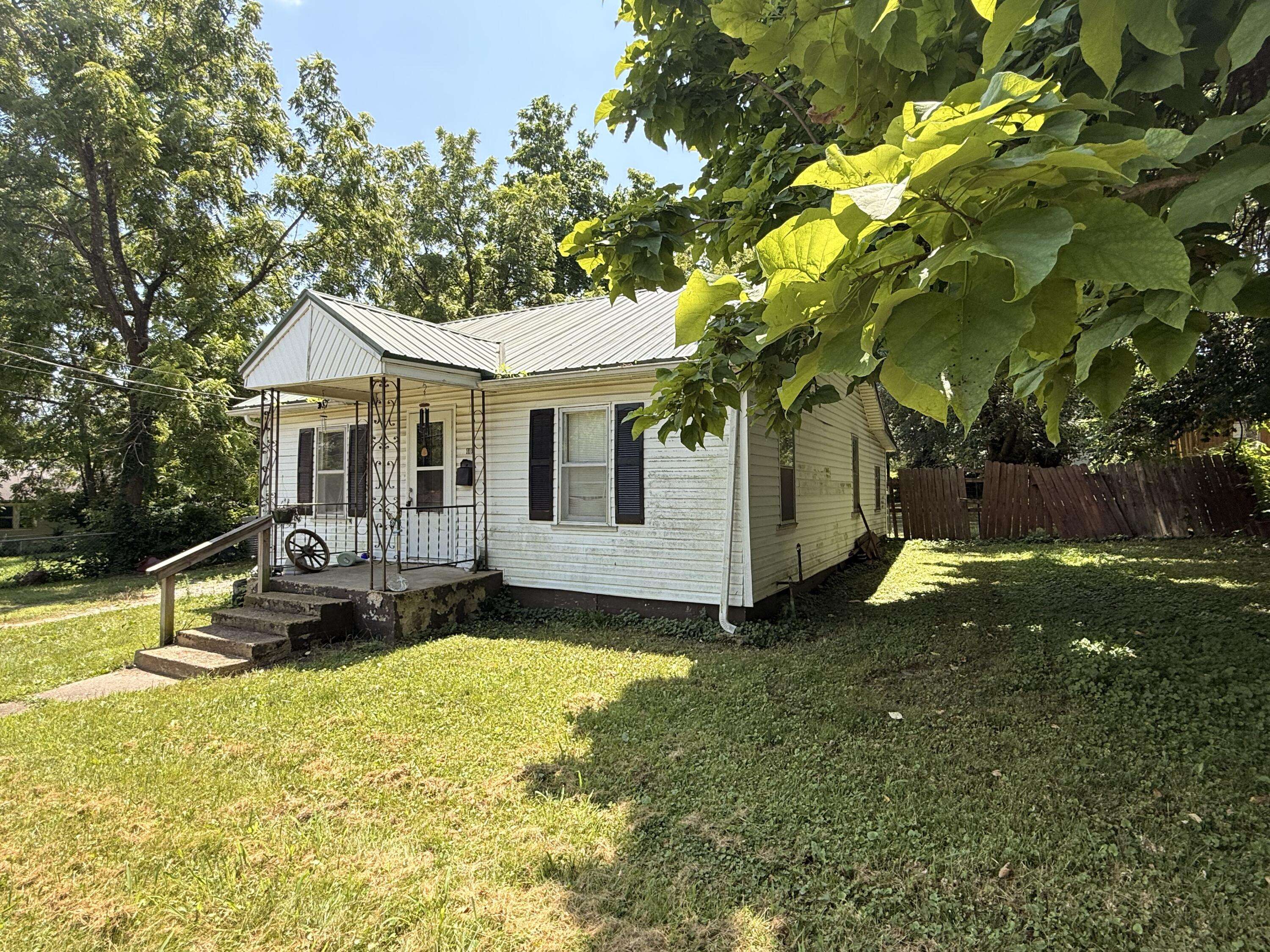 440 W 1st ST, Mountain Grove, MO 65711