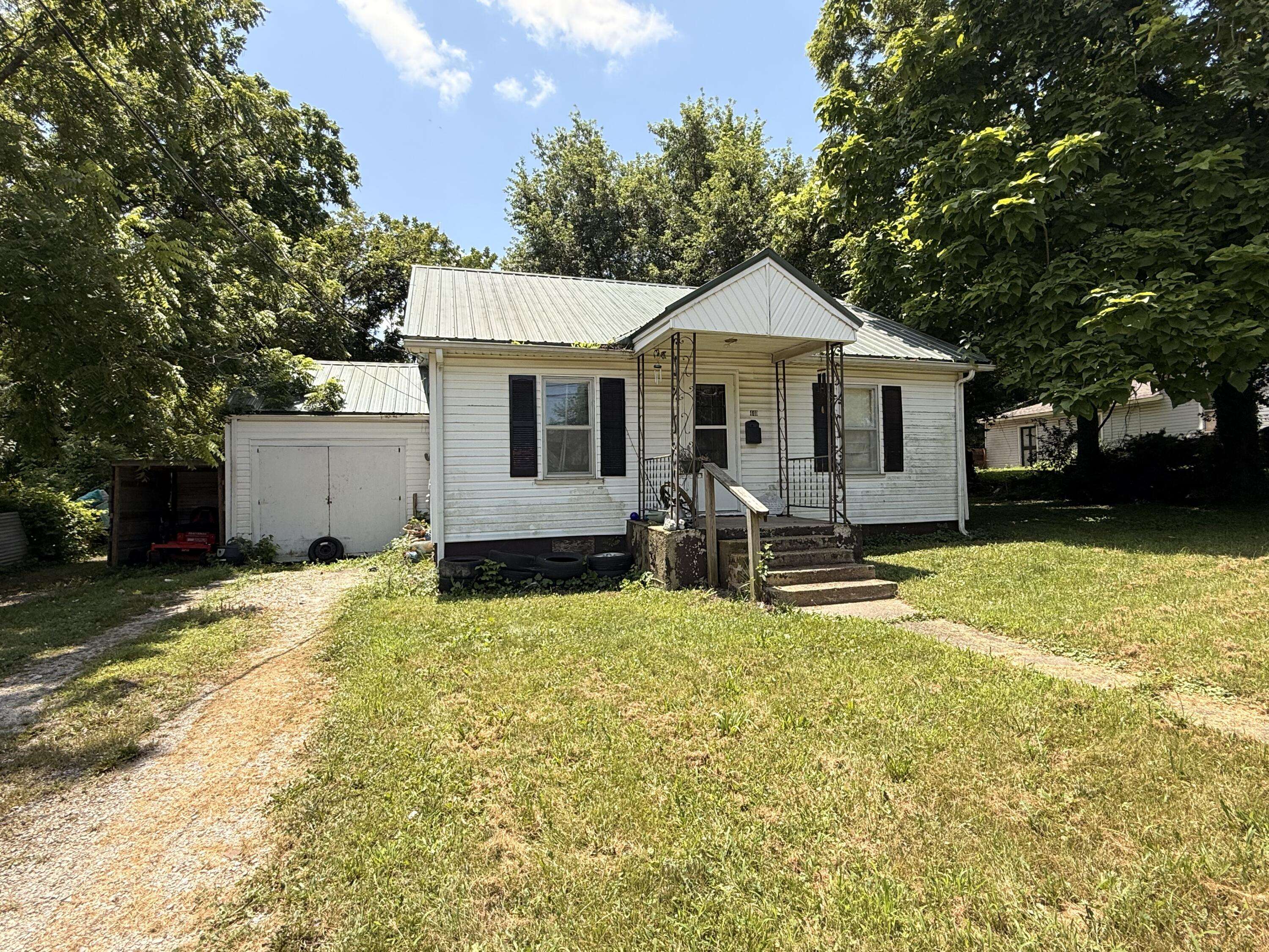 440 W 1st ST, Mountain Grove, MO 65711