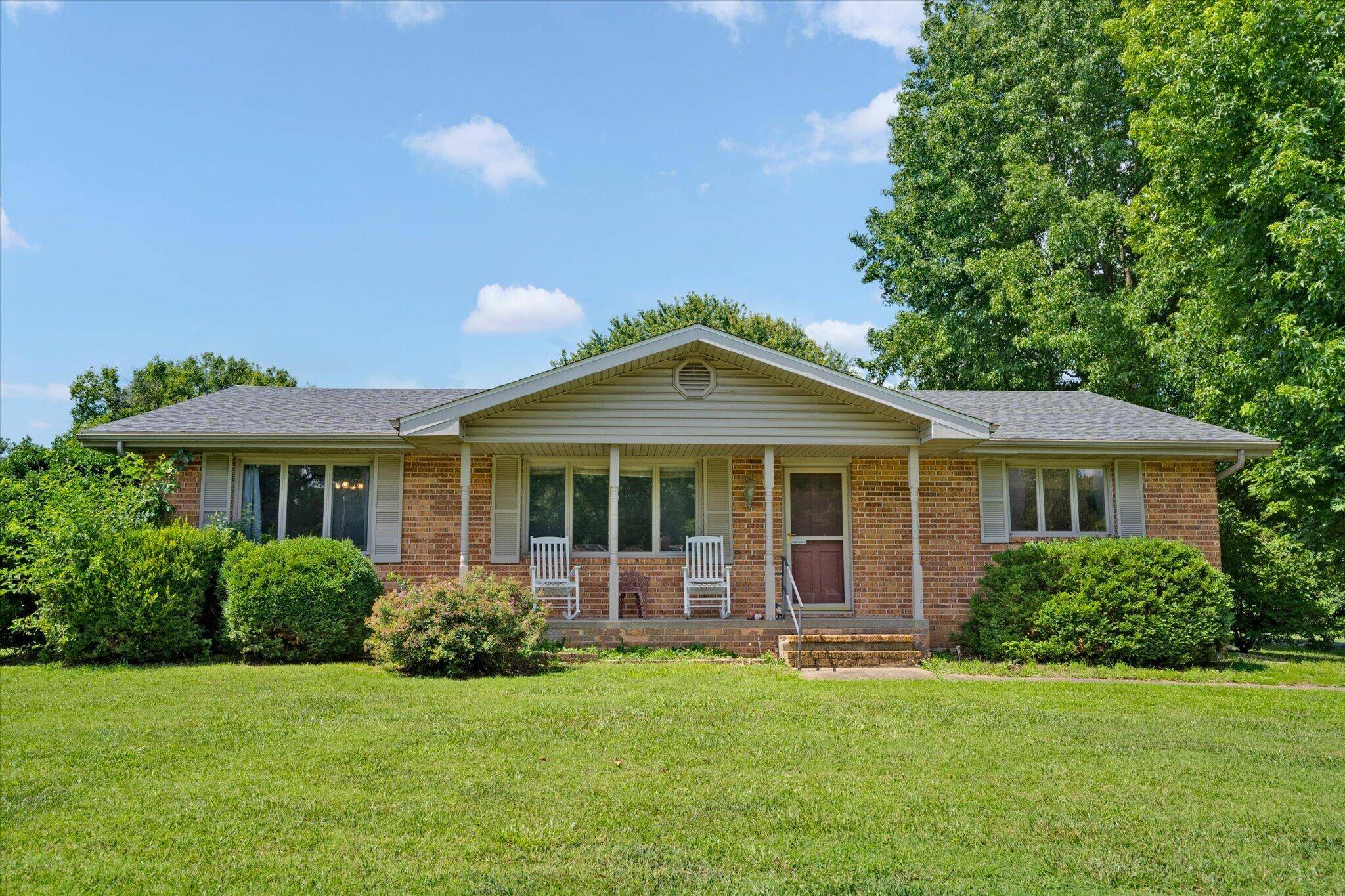 1635 Oak DR, Aurora, MO 65605