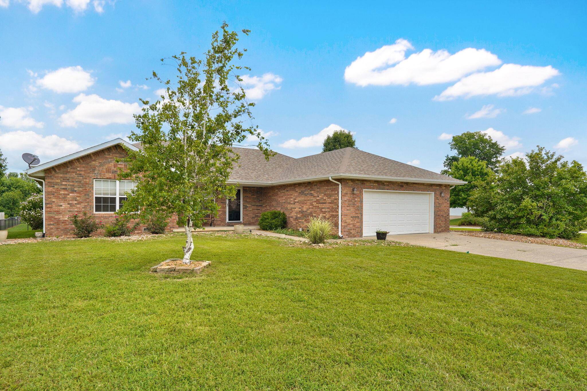 755 E Vivian ST, Bolivar, MO 65613