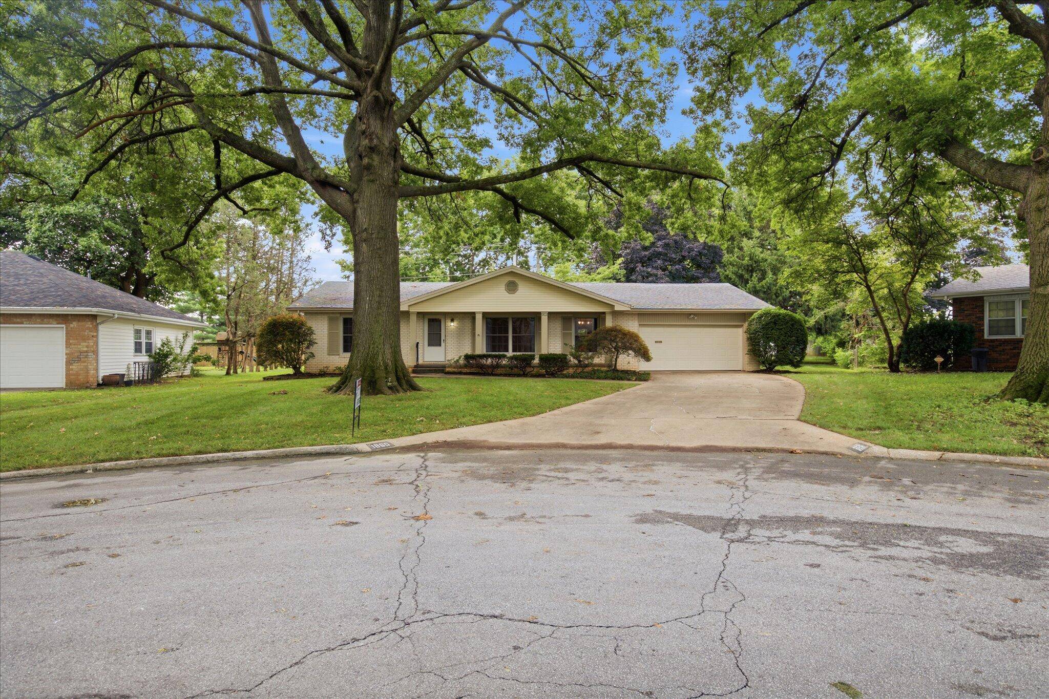 1860 E Meadow DR, Springfield, MO 65804
