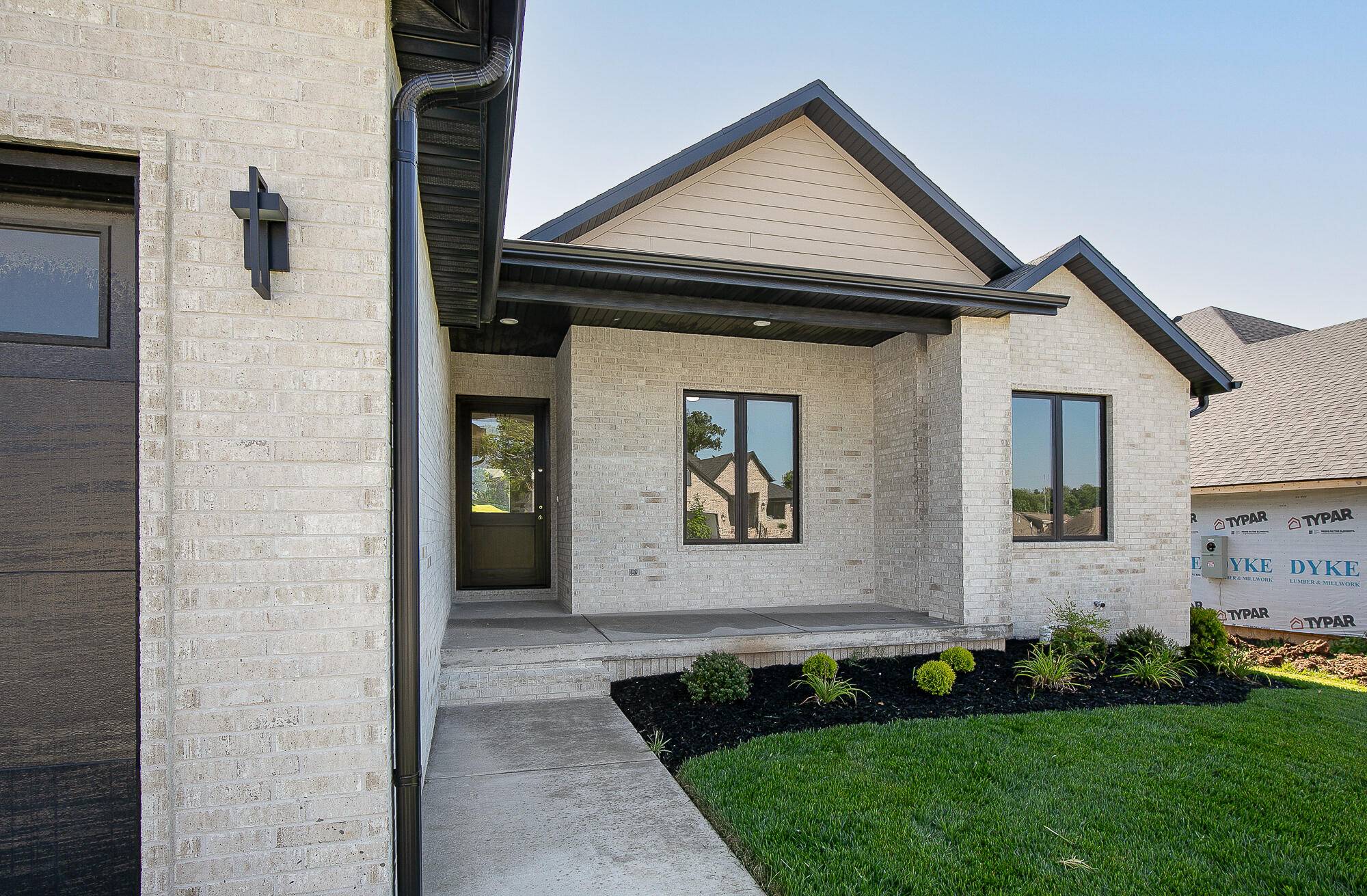 2016 N Silver Charm AVE, Springfield, MO 65802